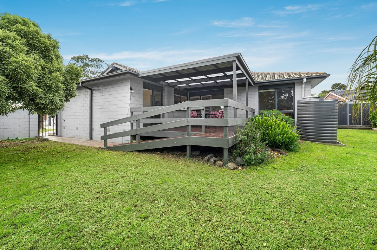 17 Streeton Circuit — photo 11 of 15