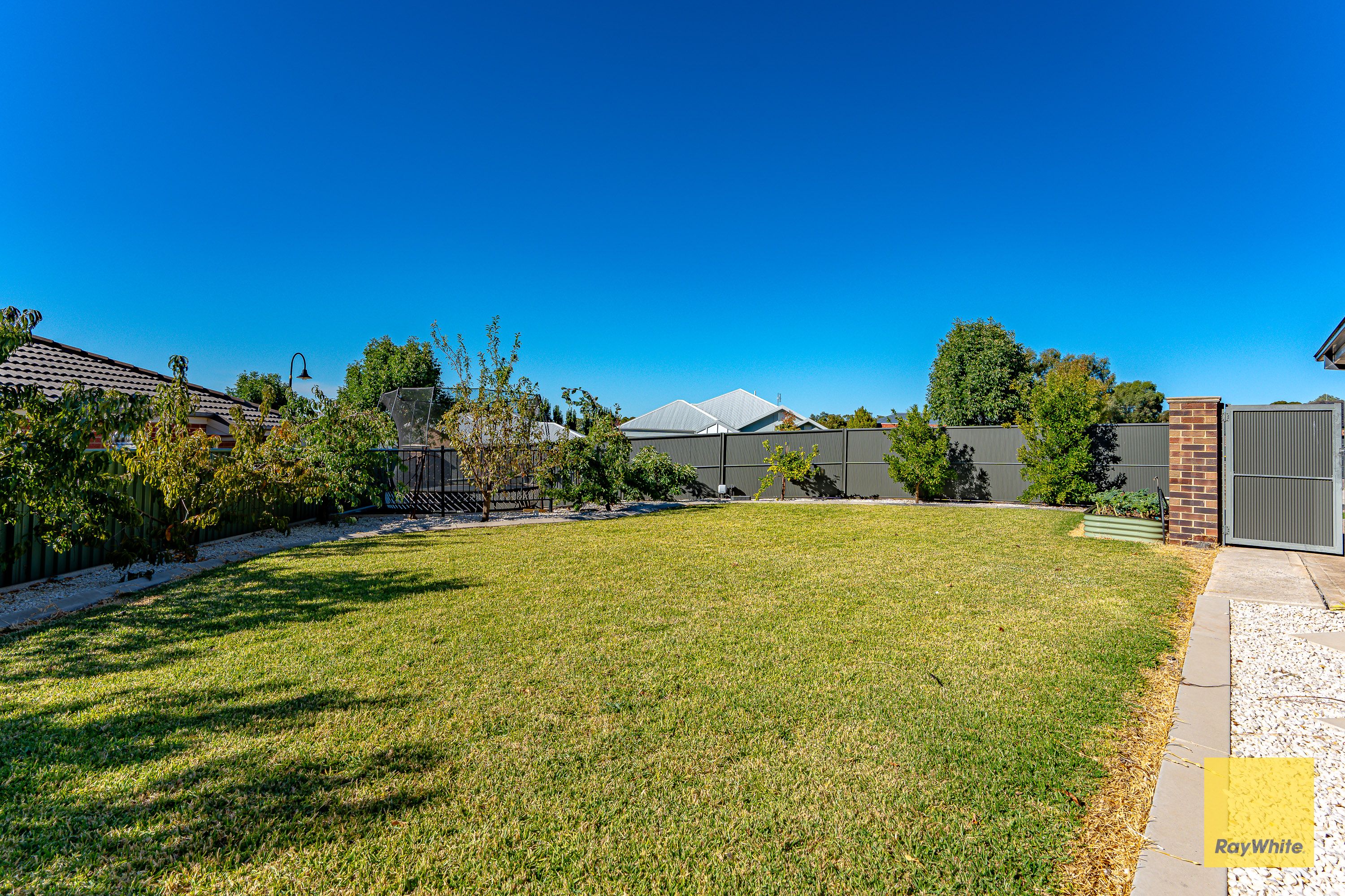 6 Roxburgh Crescent — photo 20 of 21