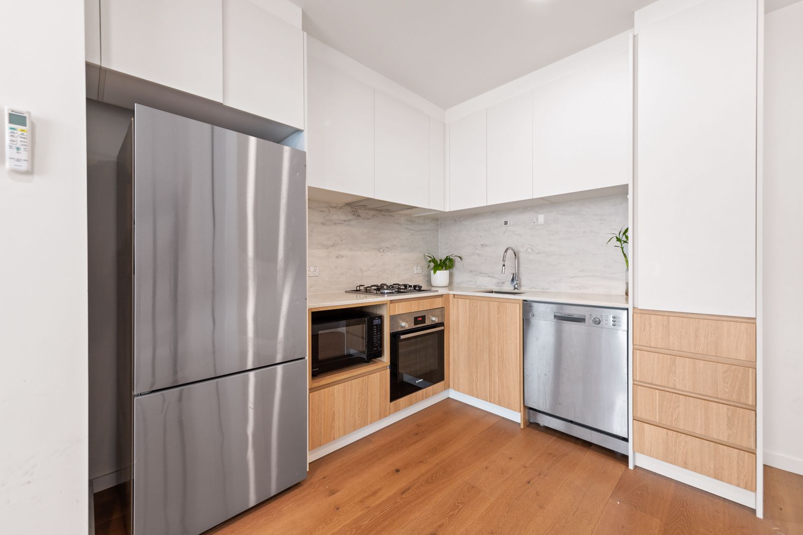 103/23 Collins Street — photo 4 of 12