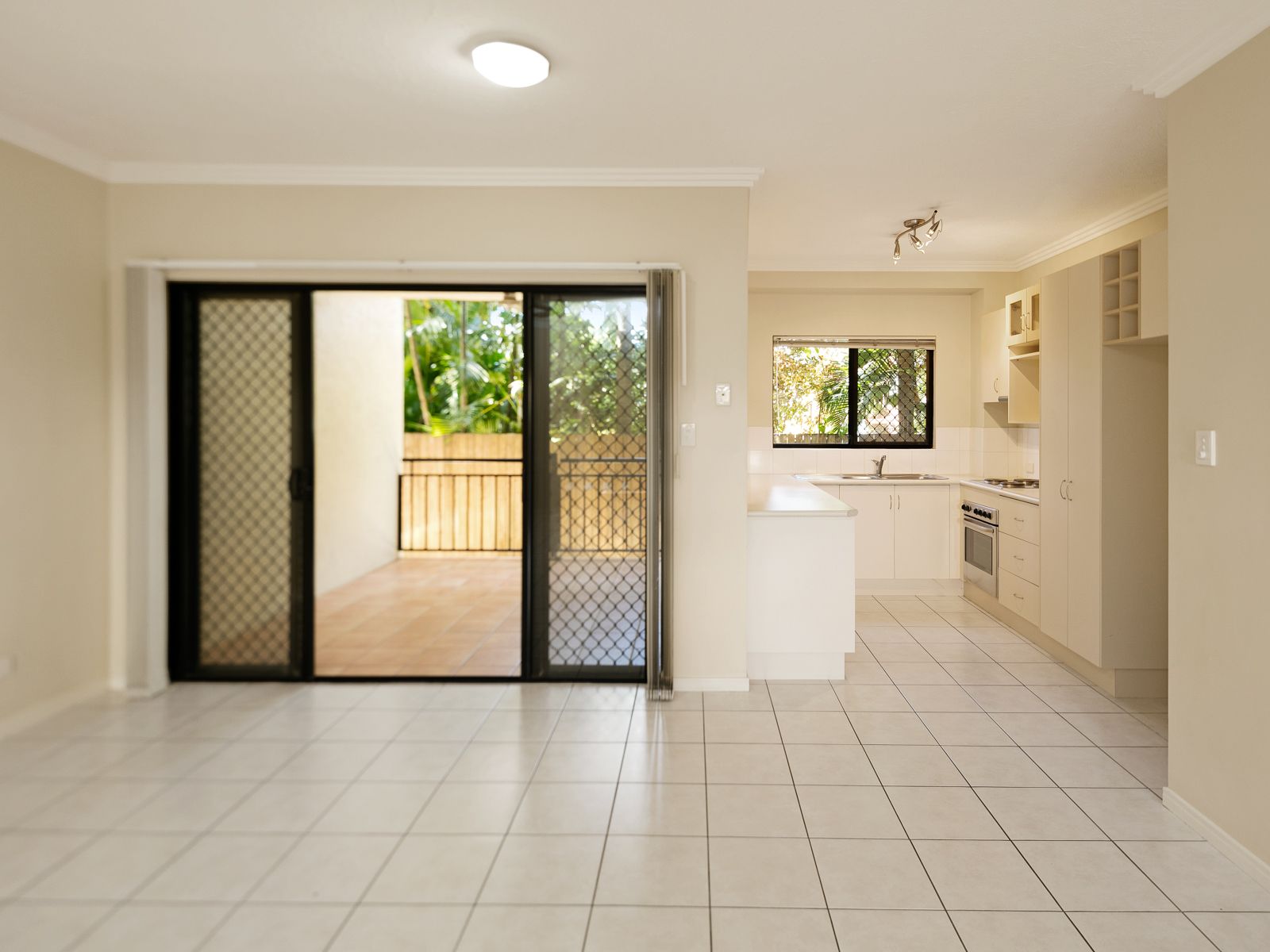 2/183 Martyn Street, Parramatta Park, QLD 4870
