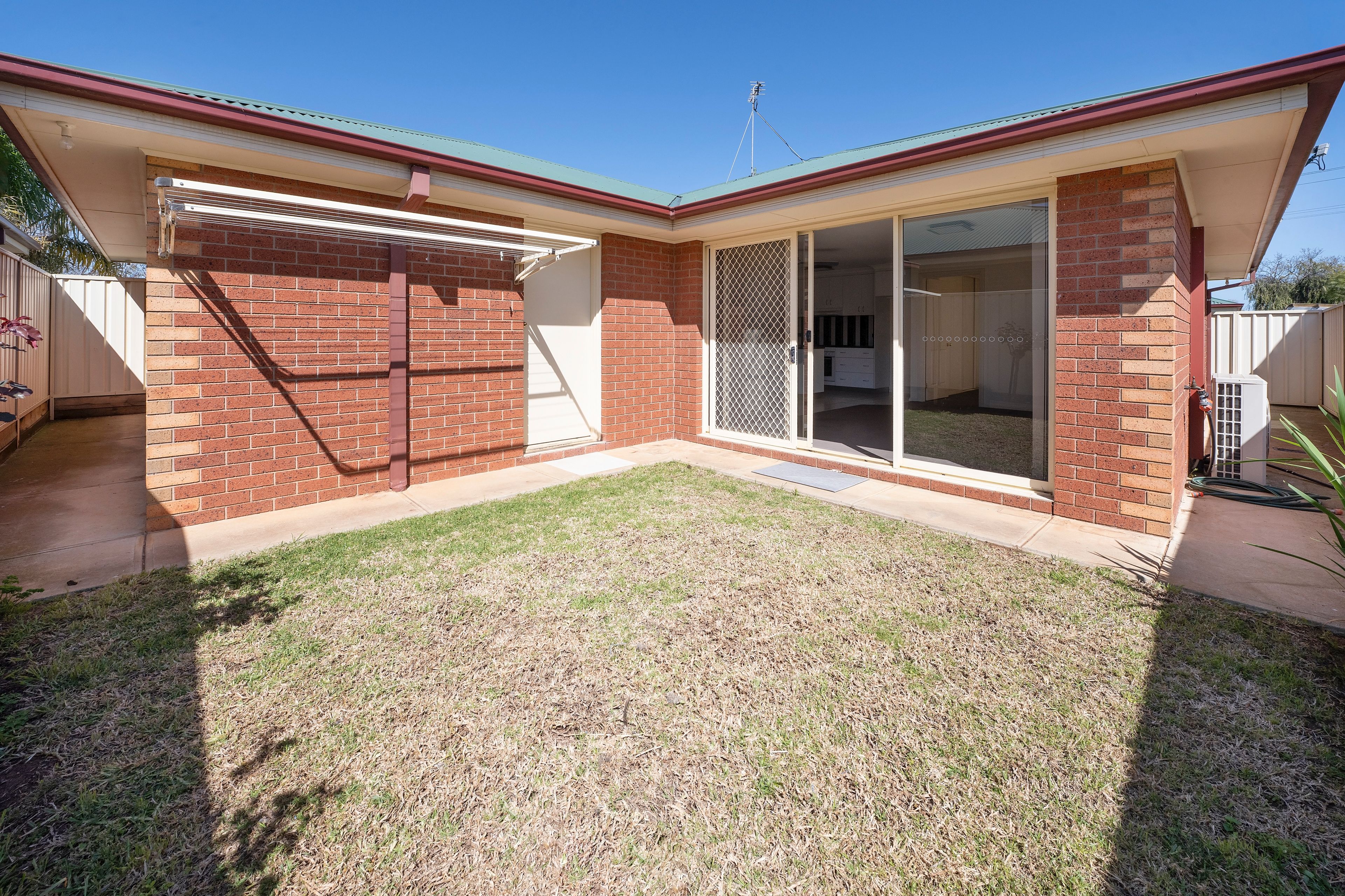 2/131 Stradbroke Avenue — photo 15 of 16