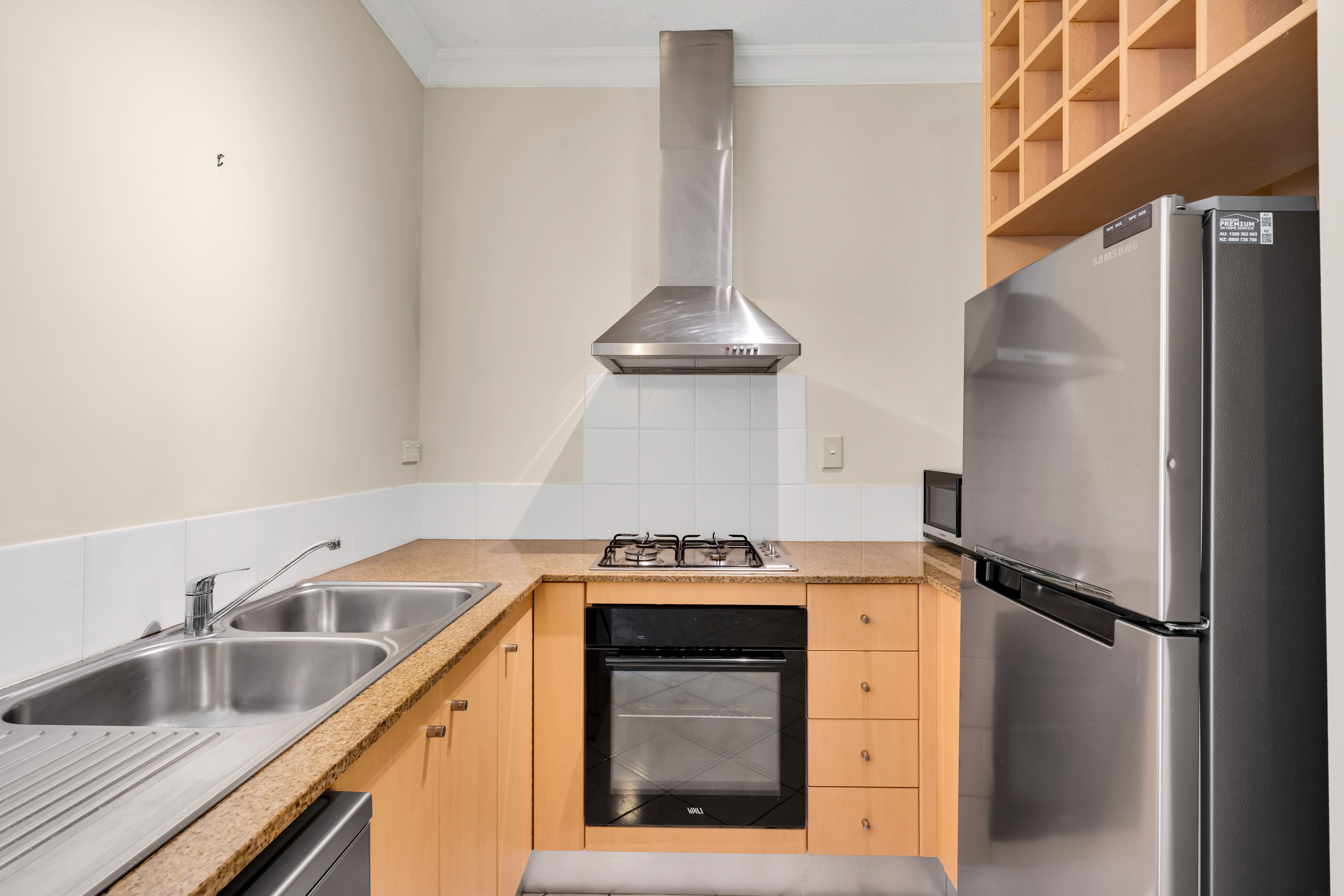 1611/2-10 Greenslopes Street — photo 4 of 11
