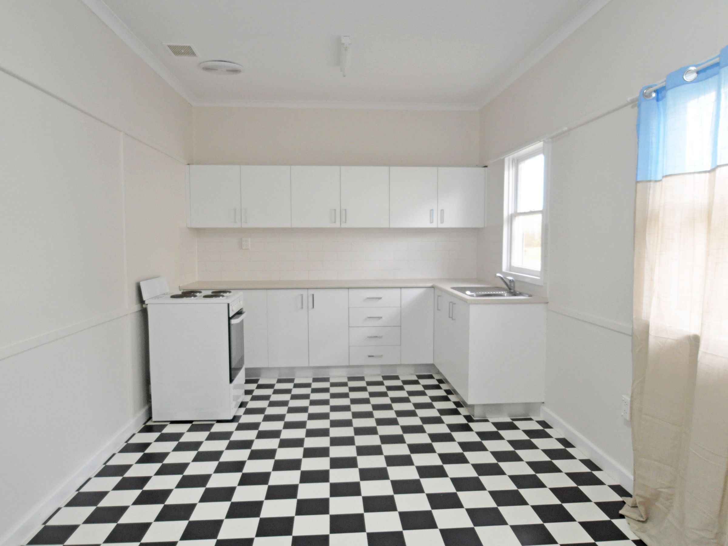 9 Robert Street, Junee, NSW 2663