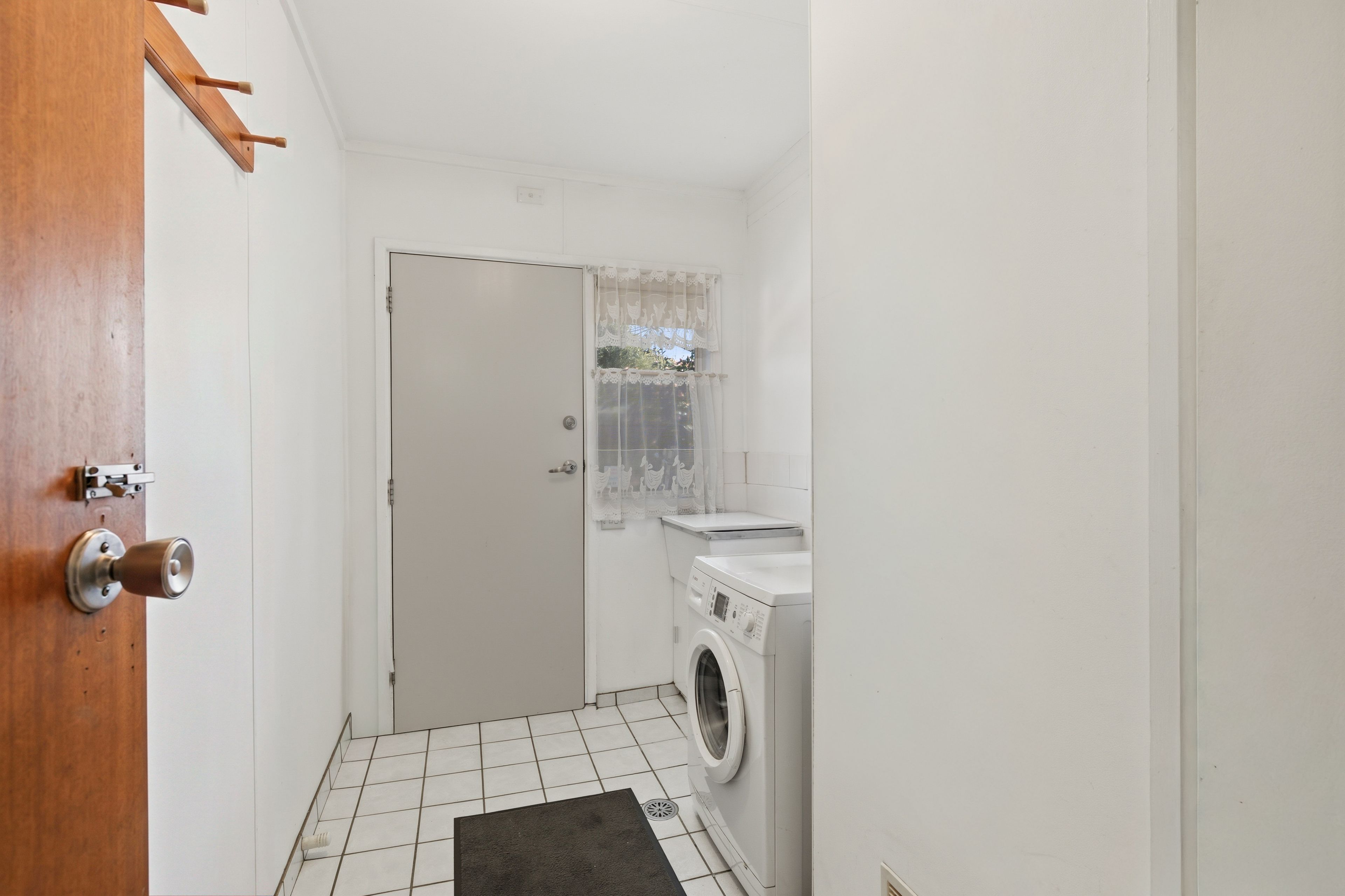 21 Neumayer Street — photo 10 of 27