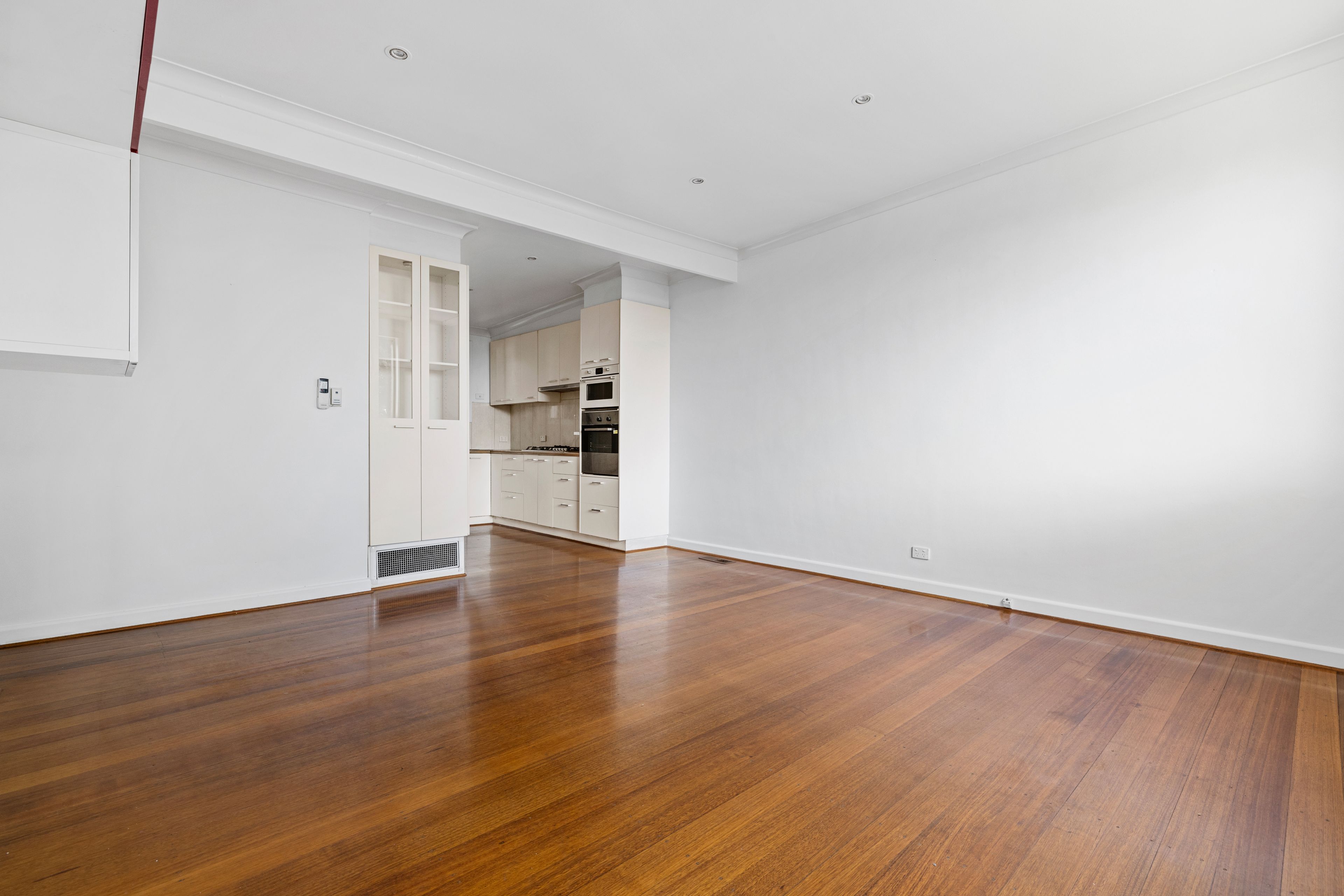 1/160 Corrigan Road — photo 3 of 11