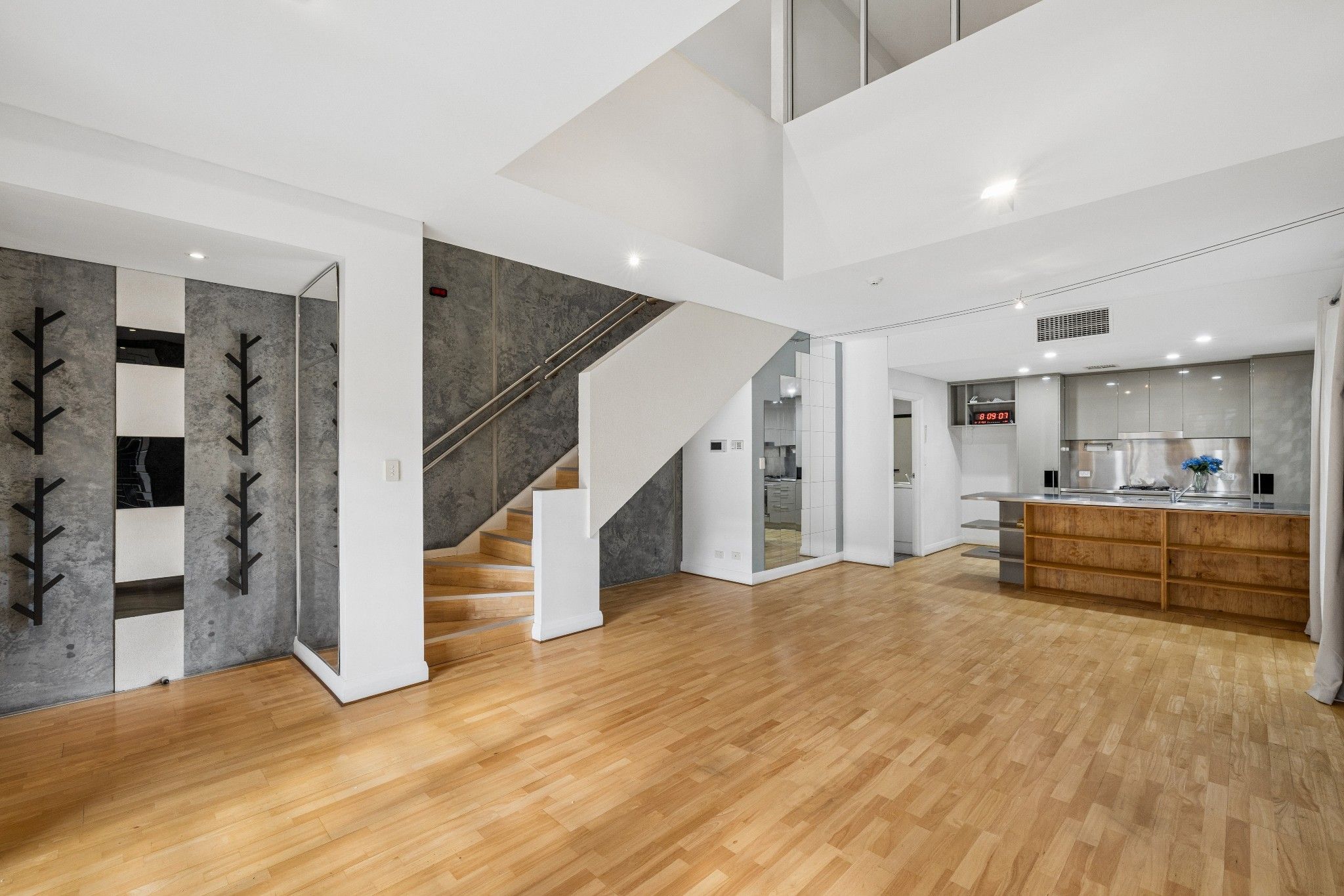2/21 Russell Street — photo 2 of 26