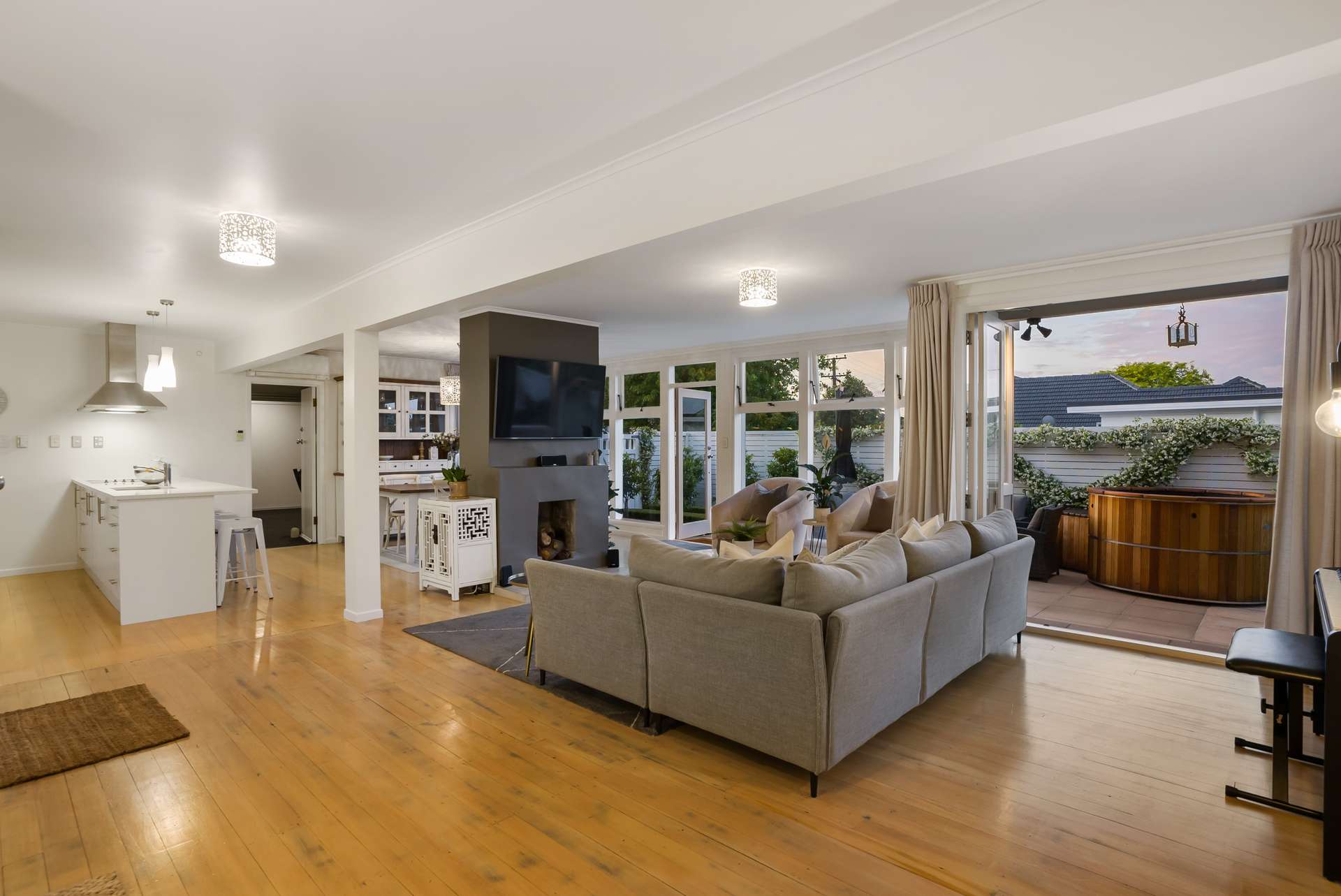 49 Waiatarua Road photo 2