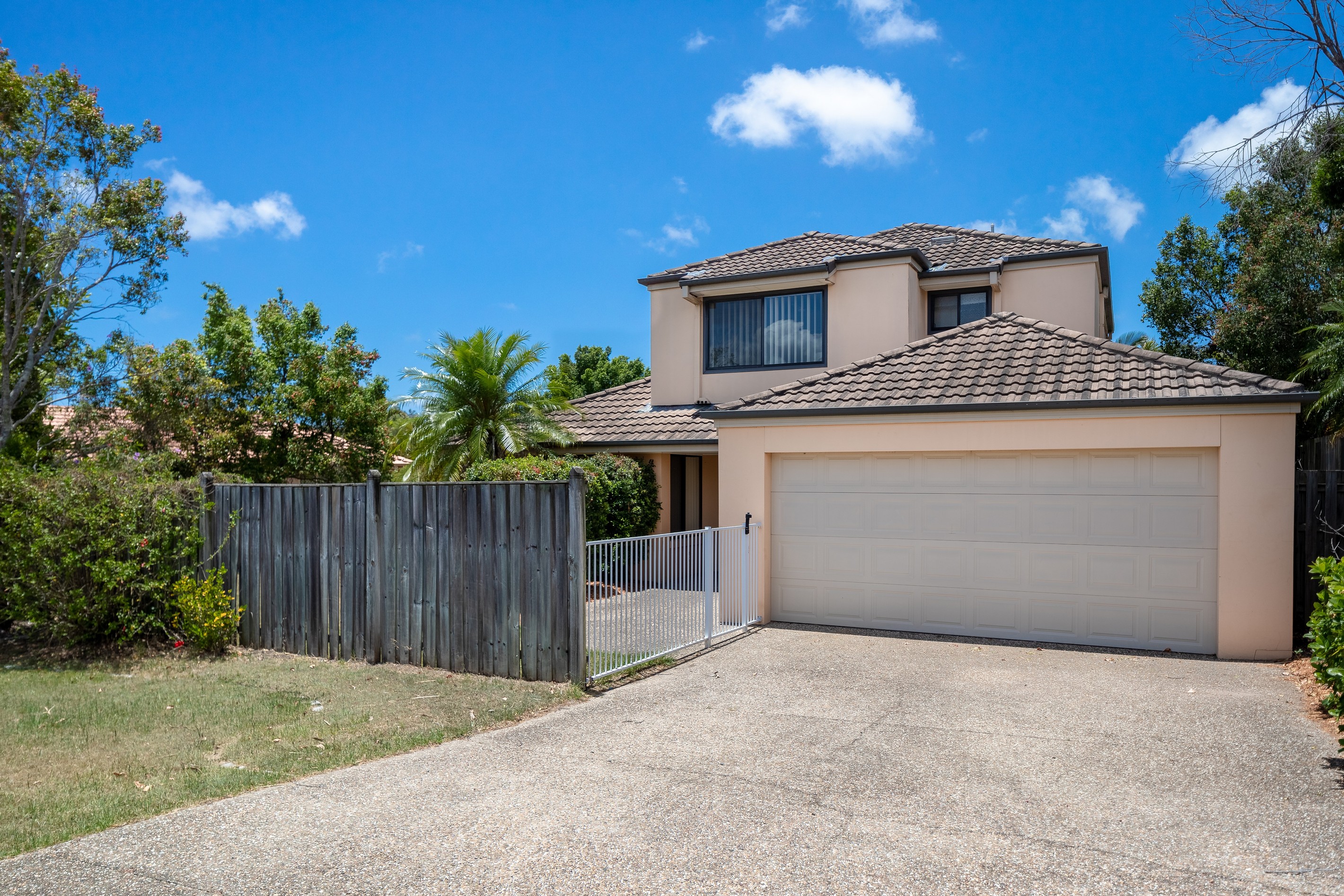 4 Crowsnest Close, Parkwood, QLD 4214