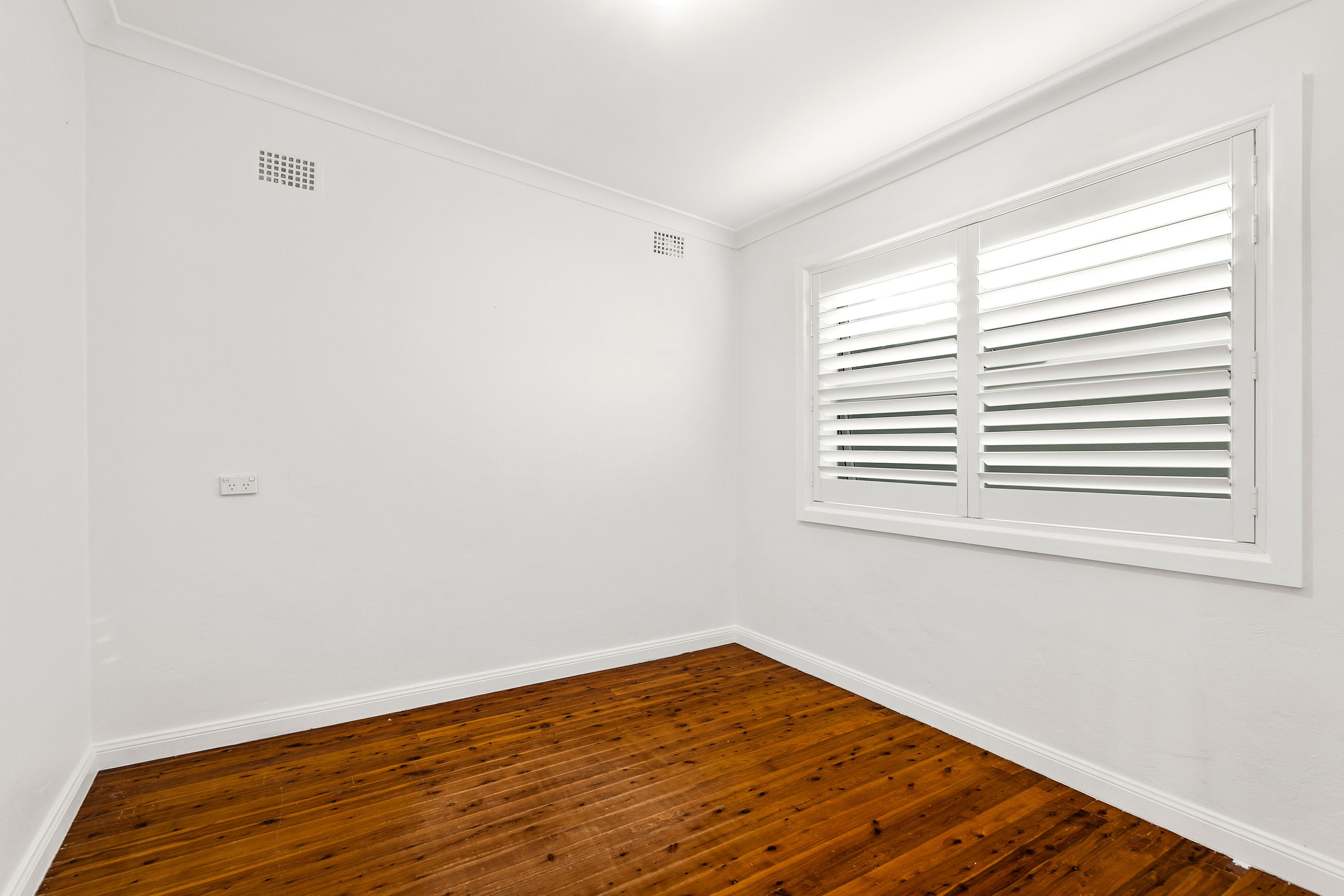 105 Deakin Street — photo 7 of 9