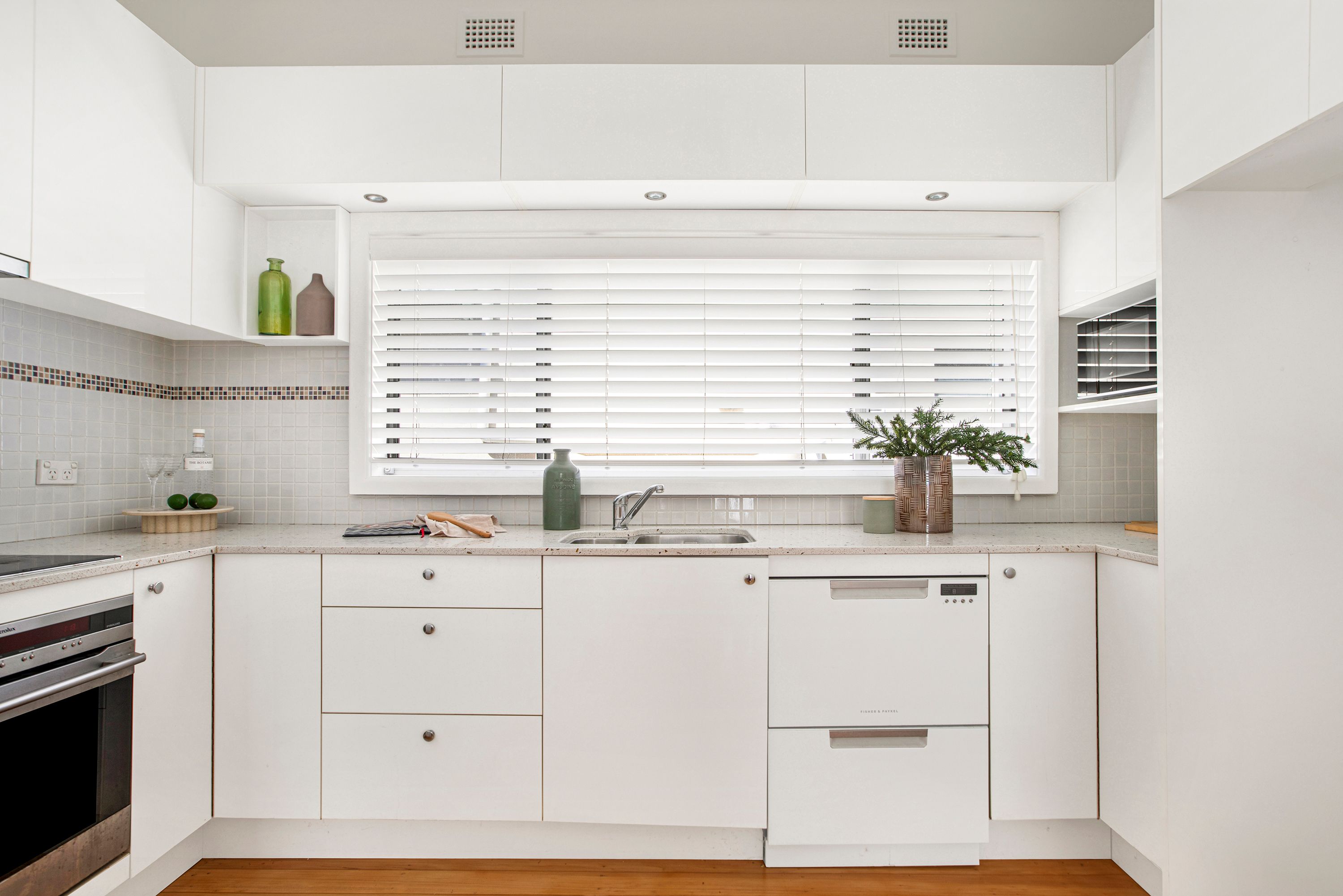 18 Bouvardia Street — photo 6 of 19