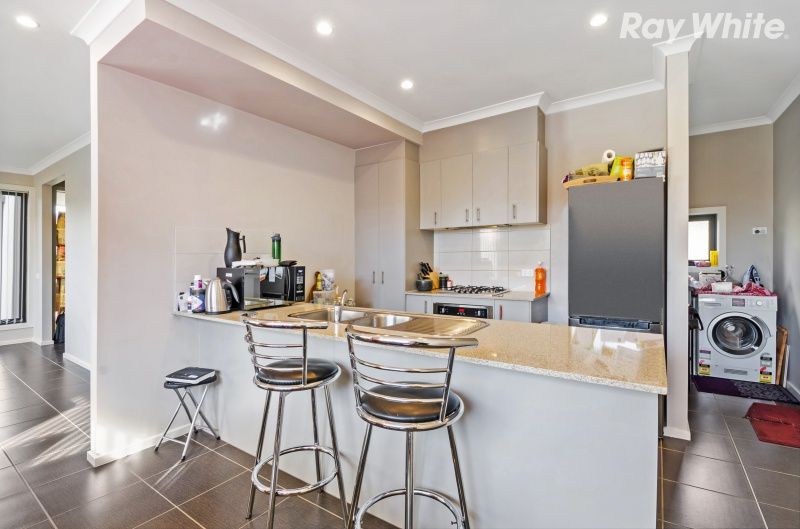 2/134-136 Kennington Park Drive, Endeavour Hills, VIC 3802