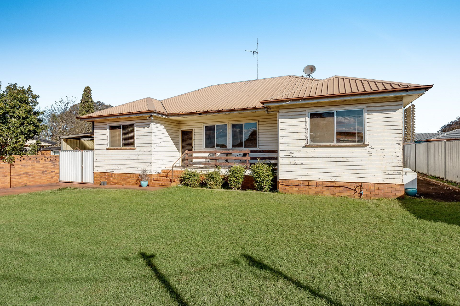 2 Hursley Road, Newtown QLD 4350