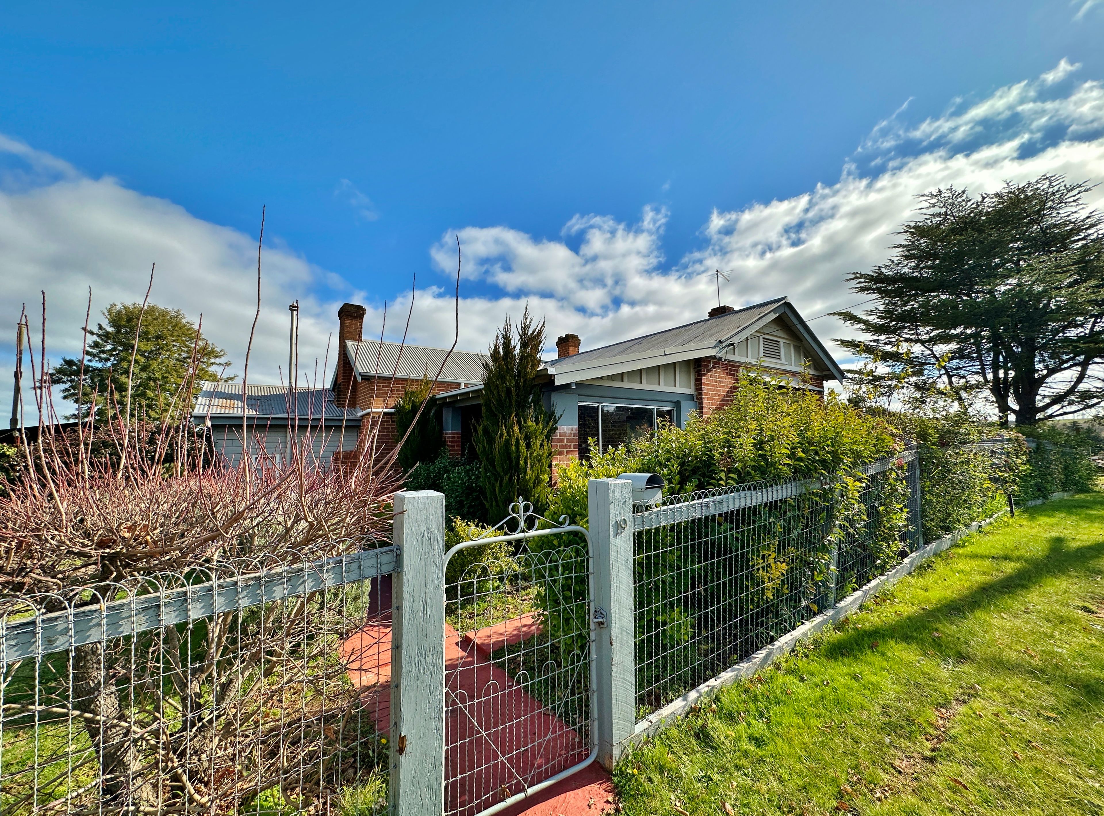 19 Taylor Road, Young NSW 2594