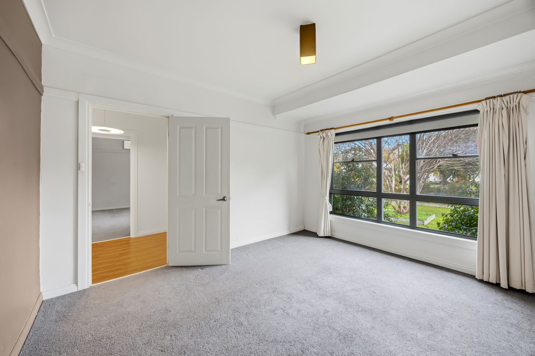 25 Laidlaw Street — photo 7 of 11
