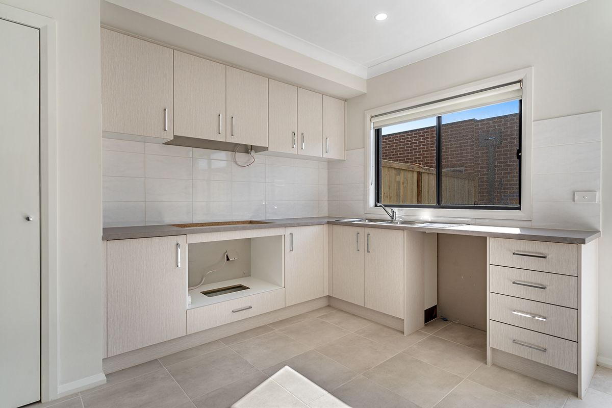 11 Waragreen Walk, Mickleham, VIC 3064