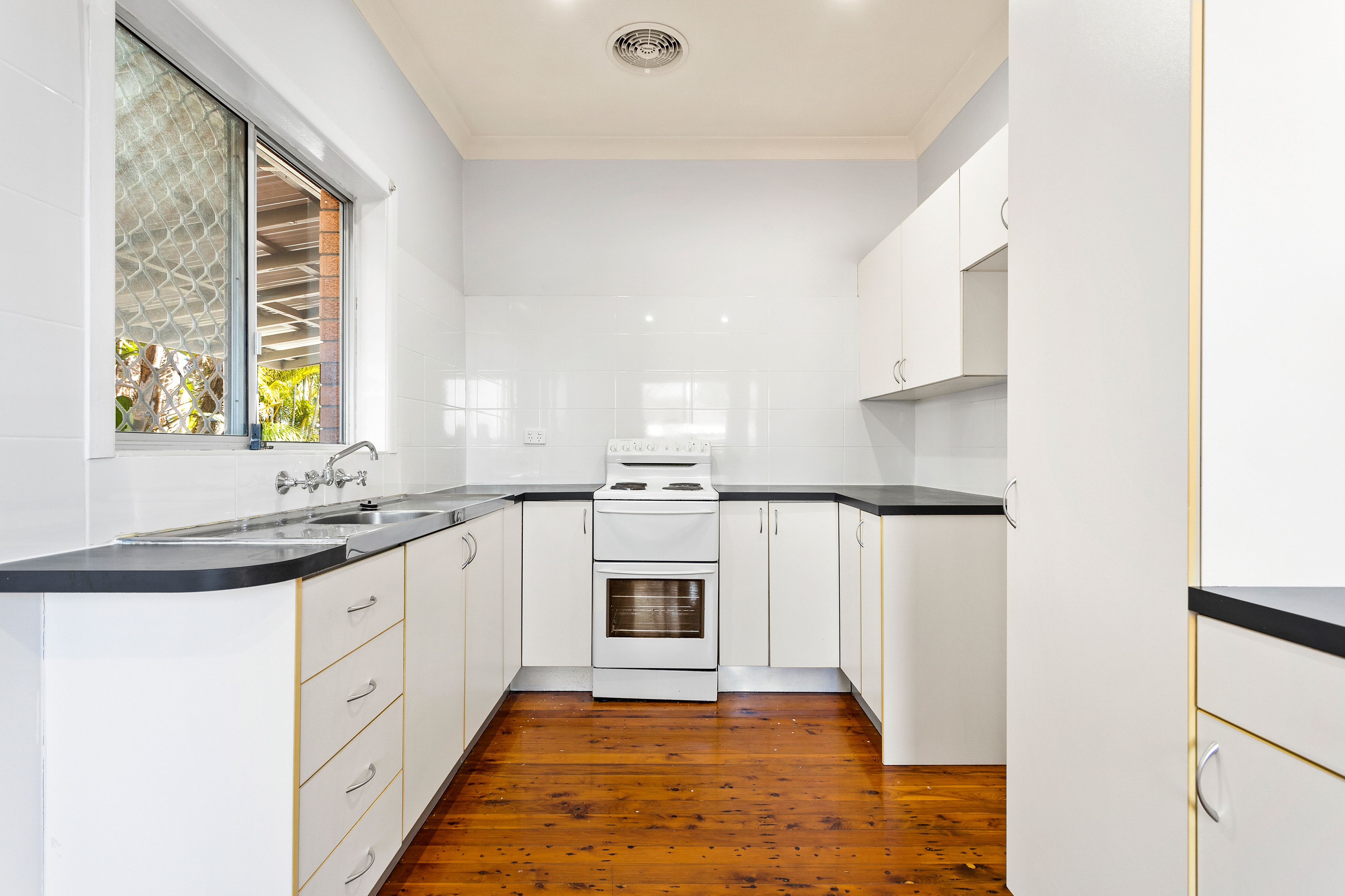 77 Leawarra Avenue, Barrack Heights, NSW 2528