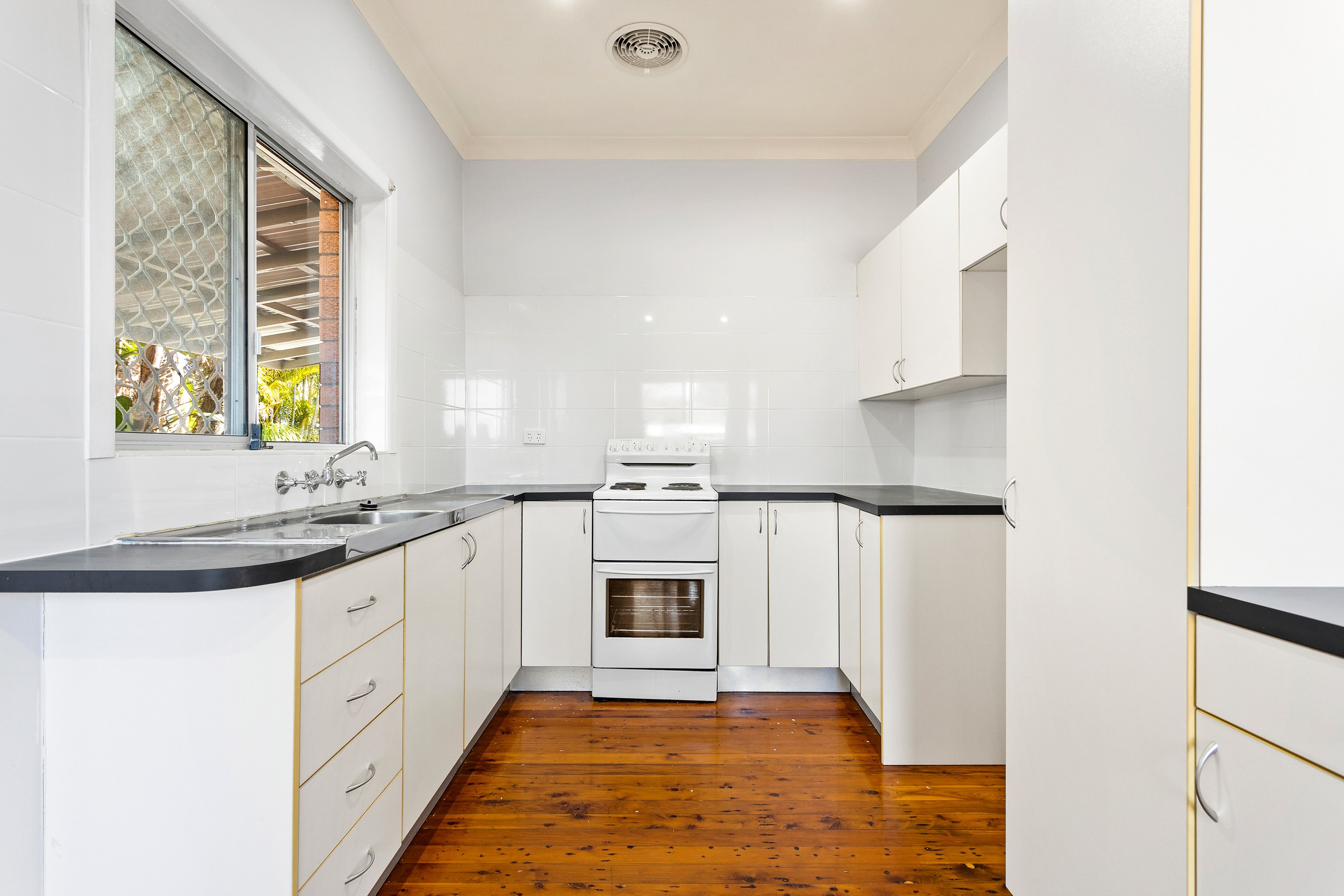 77 Leawarra Avenue, Barrack Heights, NSW 2528