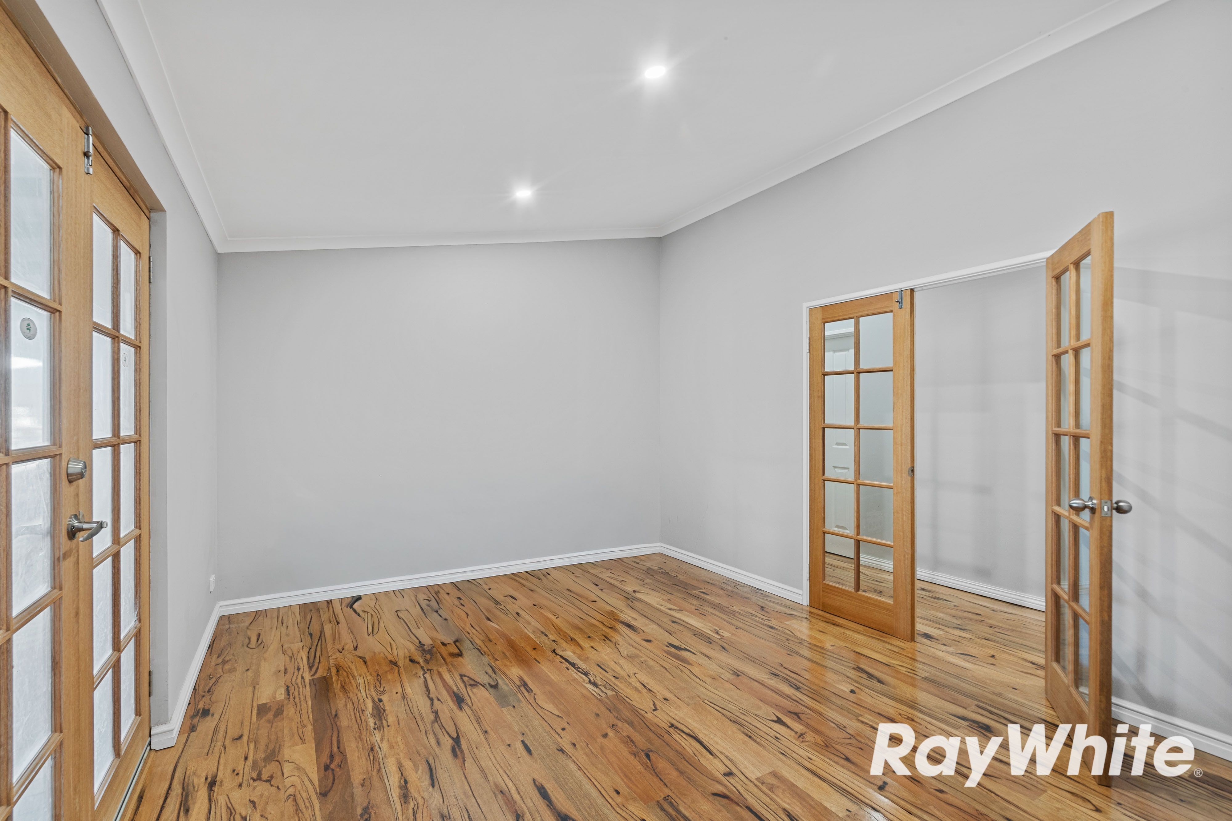 4 Silverton Crescent — photo 10 of 21