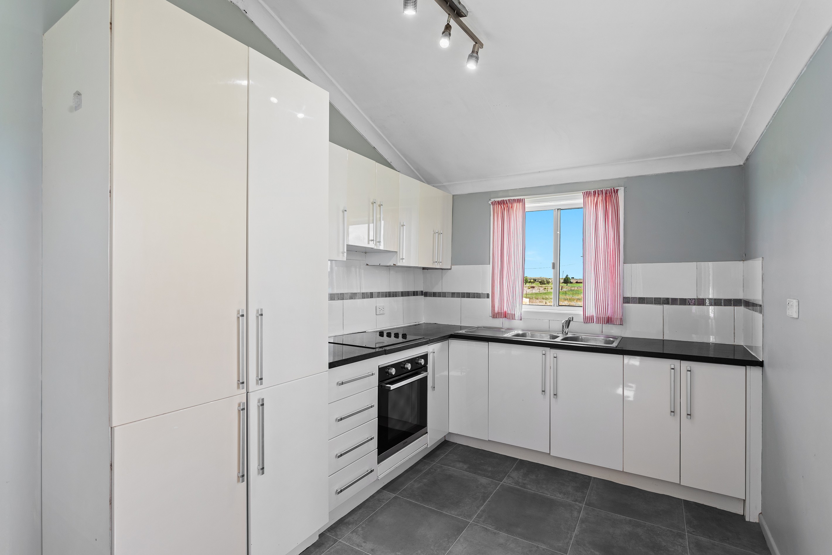 3 Baron Street, Jondaryan, QLD 4403