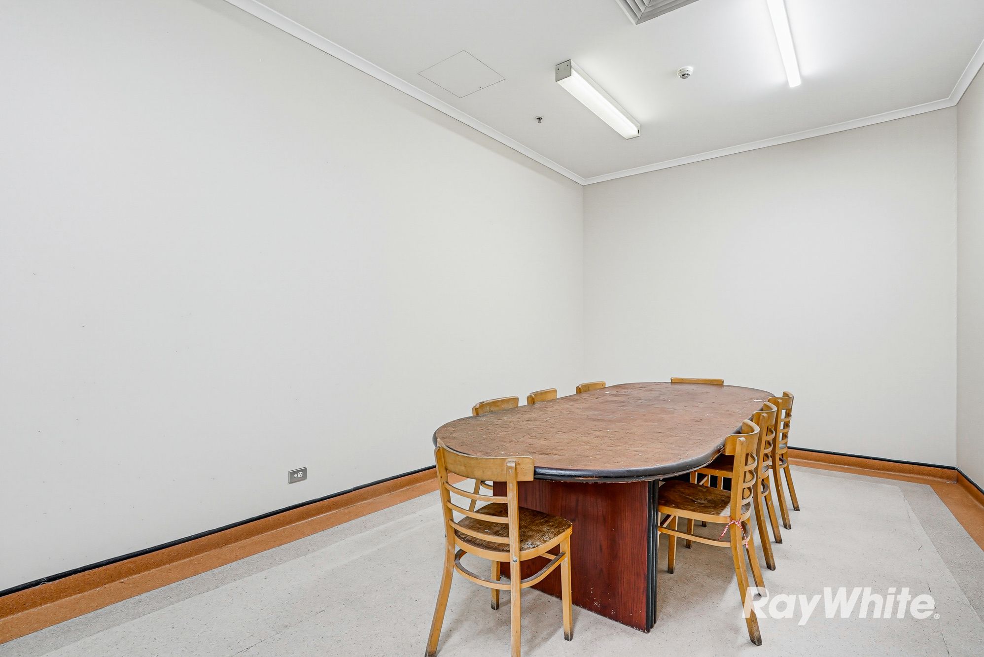 1027/185-211 Broadway — photo 13 of 14