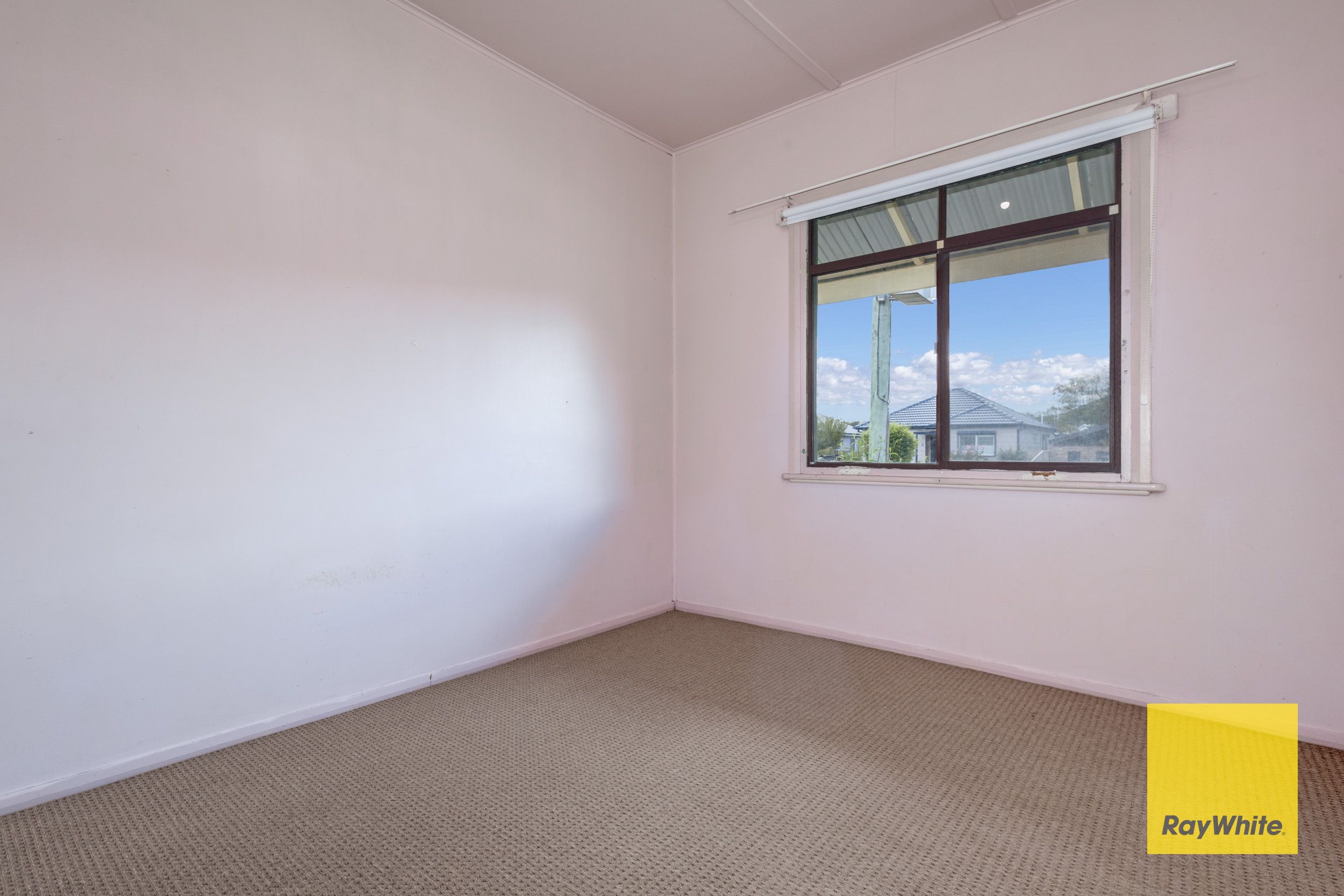 90 Laurence Street — photo 13 of 17