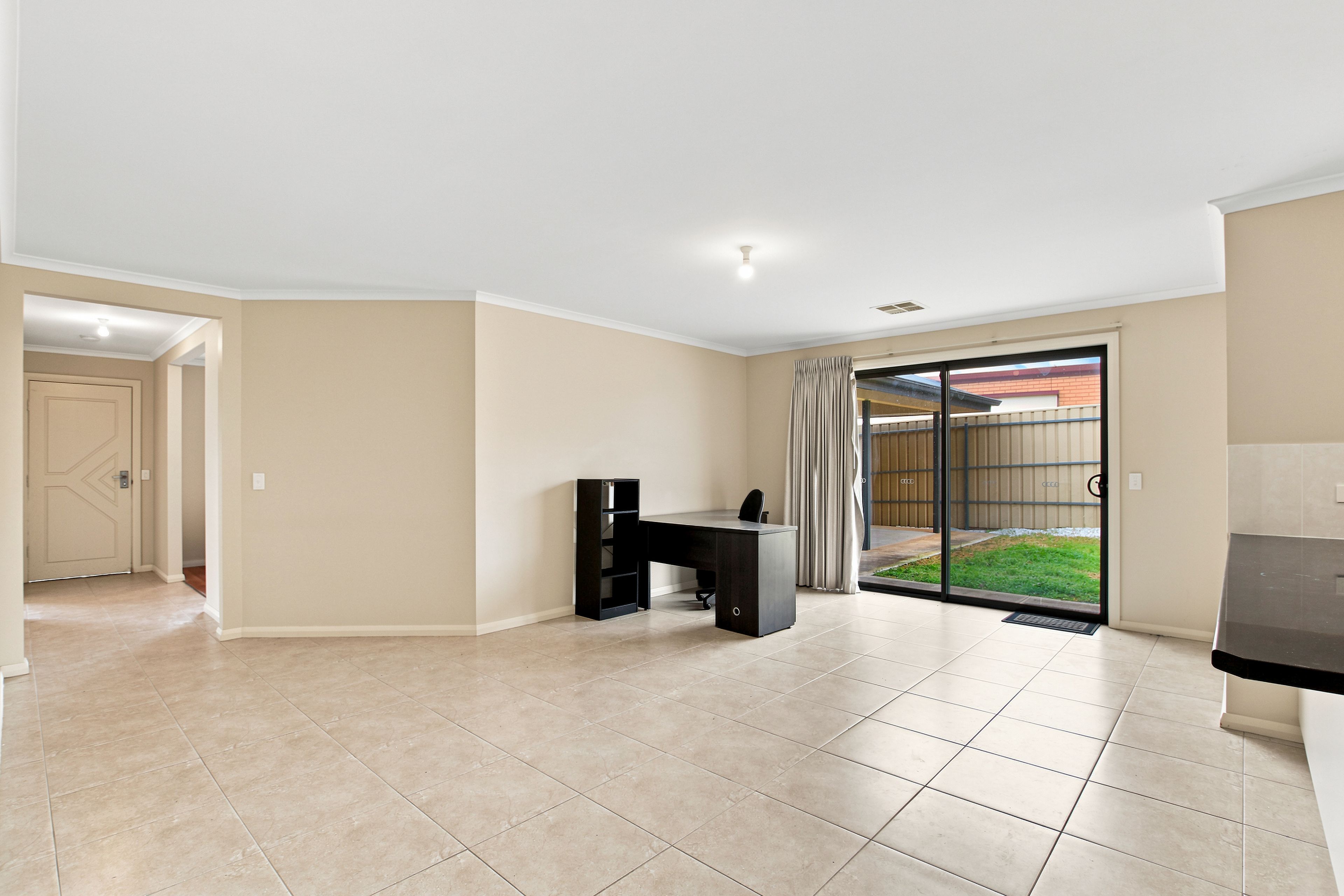 12 Edwards Crescent — photo 4 of 19