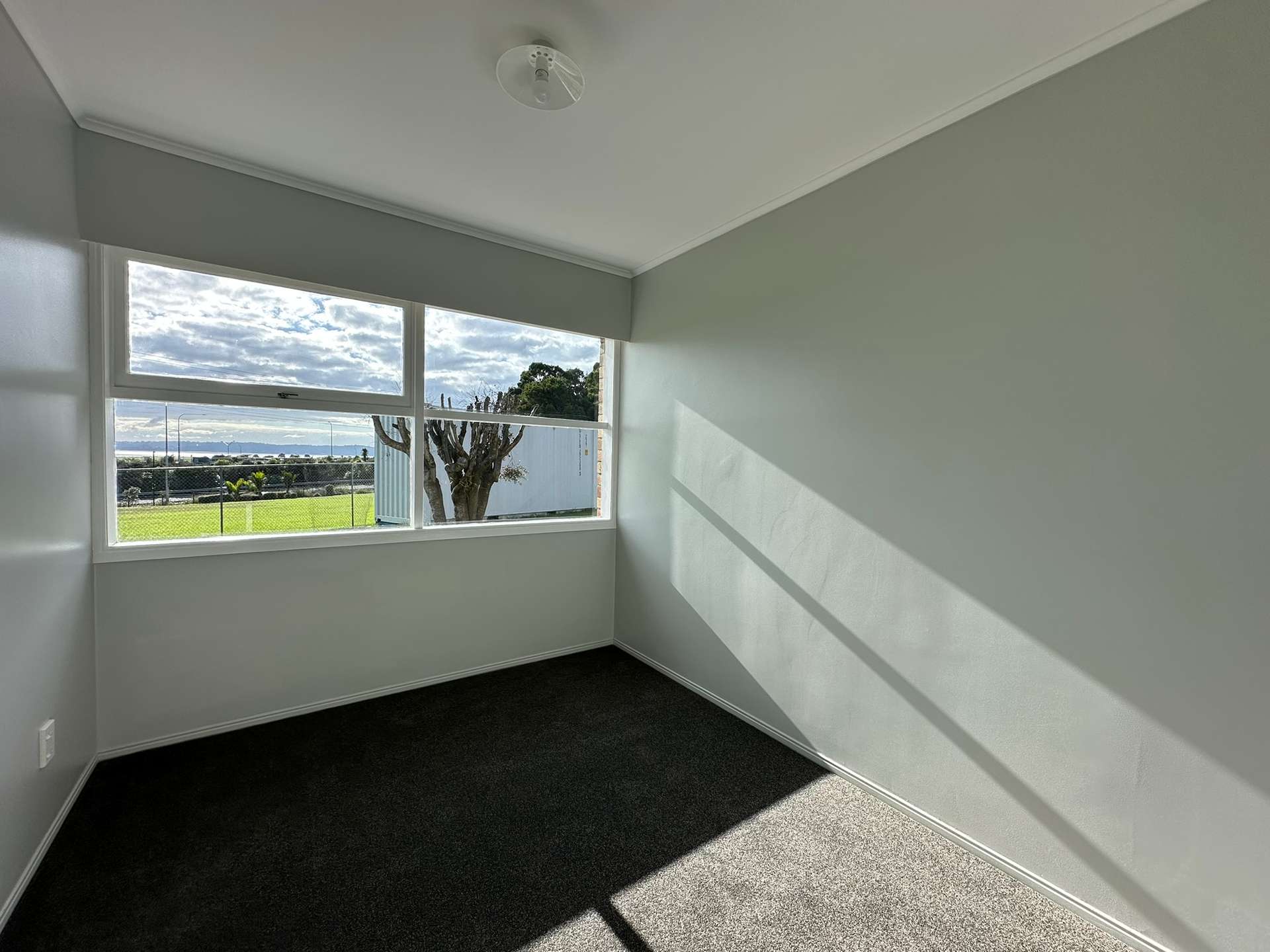 2/84A Royal View Road photo 9