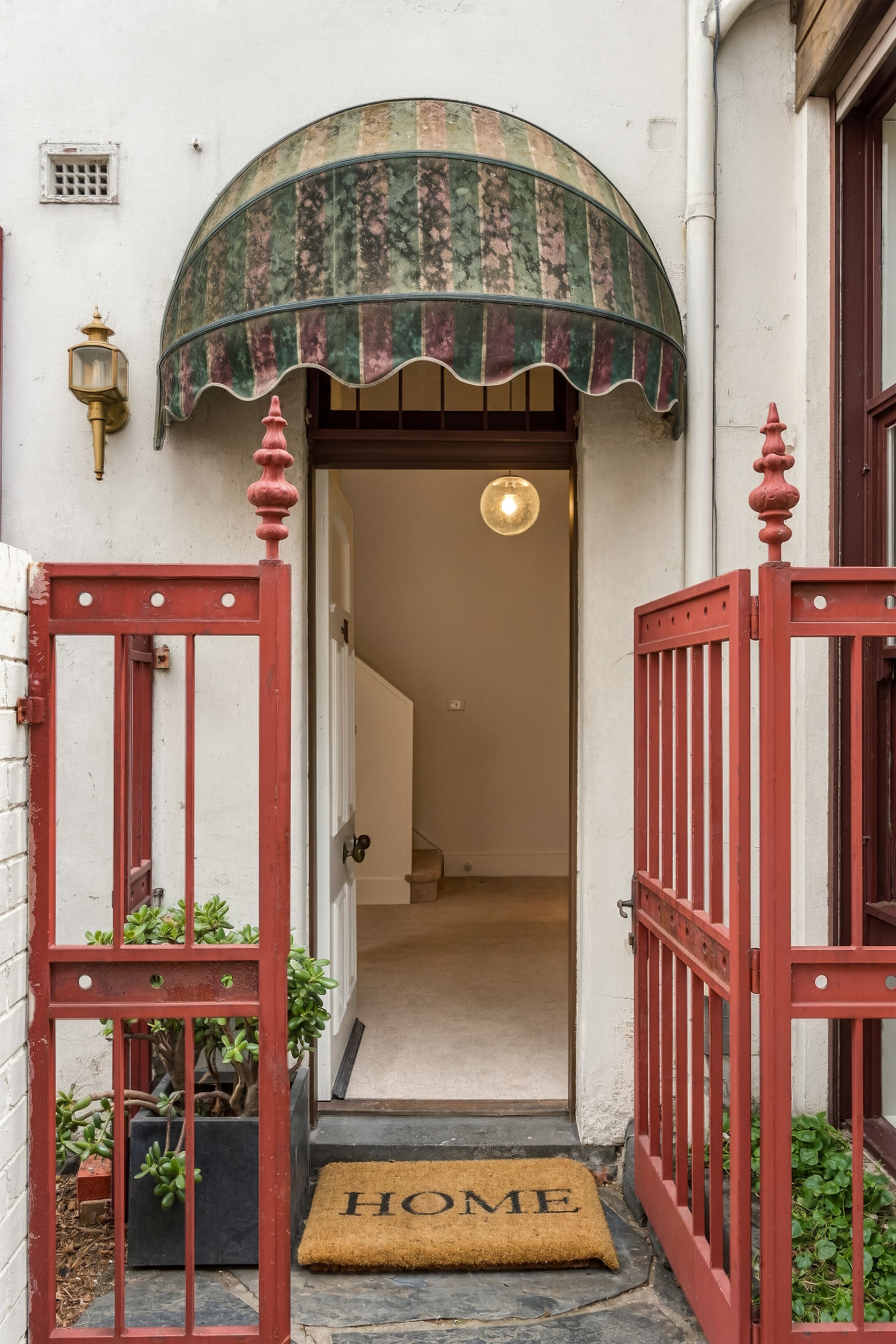 566 Victoria Parade — photo 3 of 17