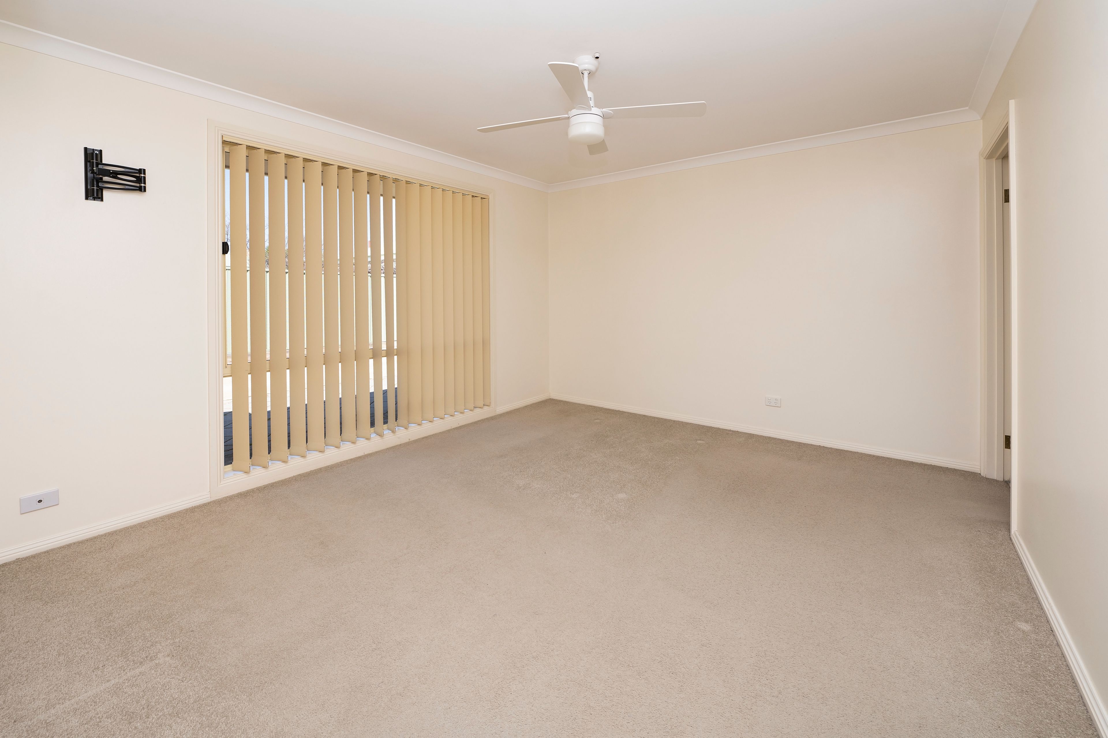 2/131 Stradbroke Avenue — photo 7 of 16
