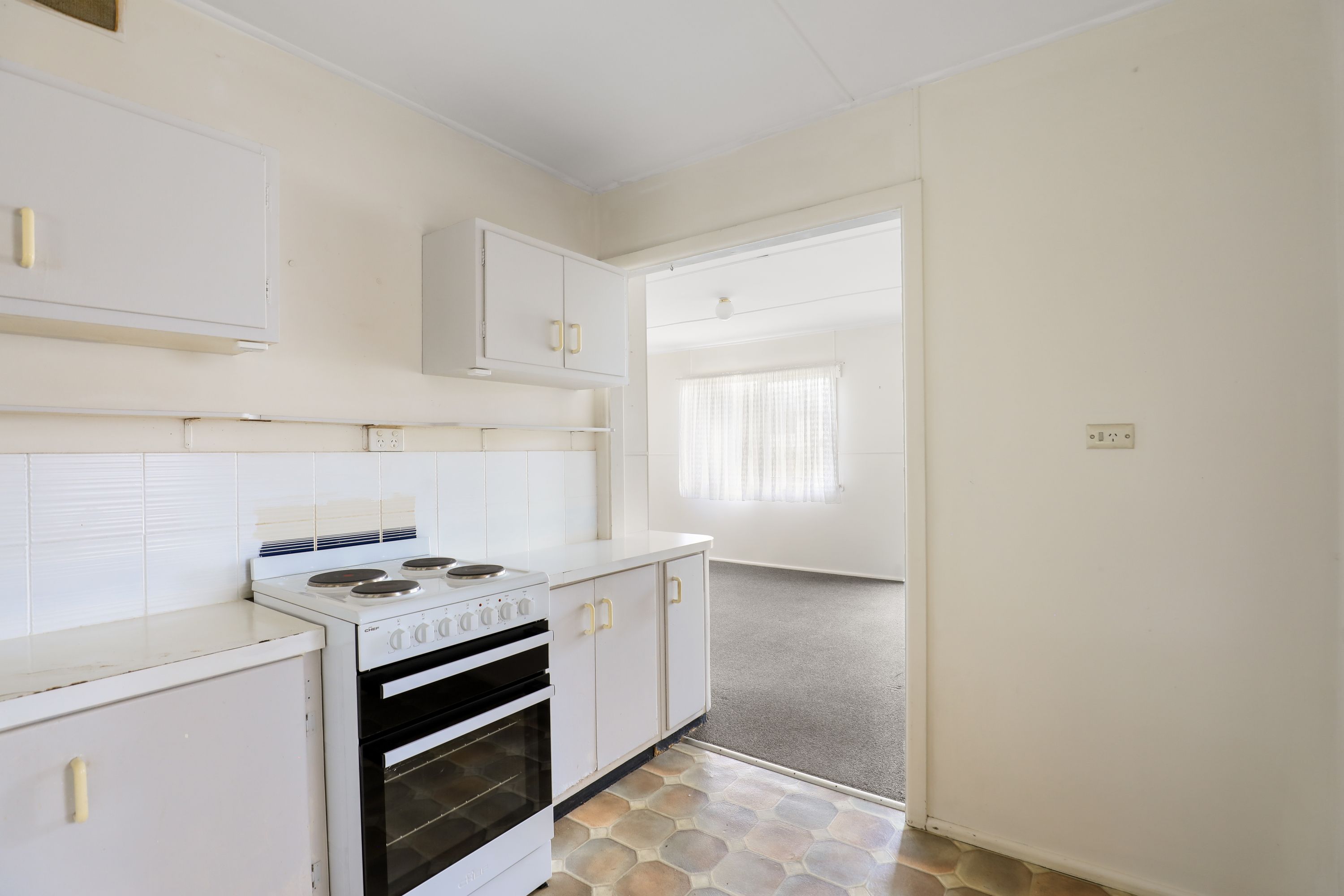 16 Elaine Avenue — photo 4 of 14