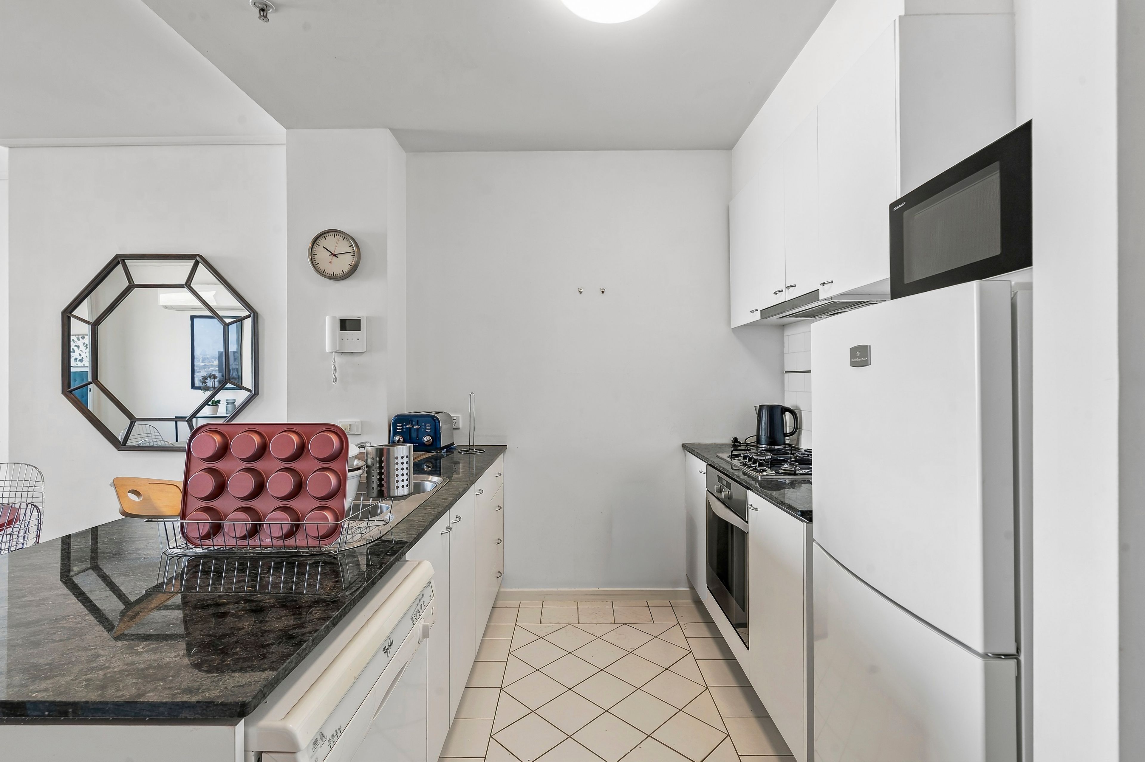 218/99 Whiteman Street — photo 7 of 12