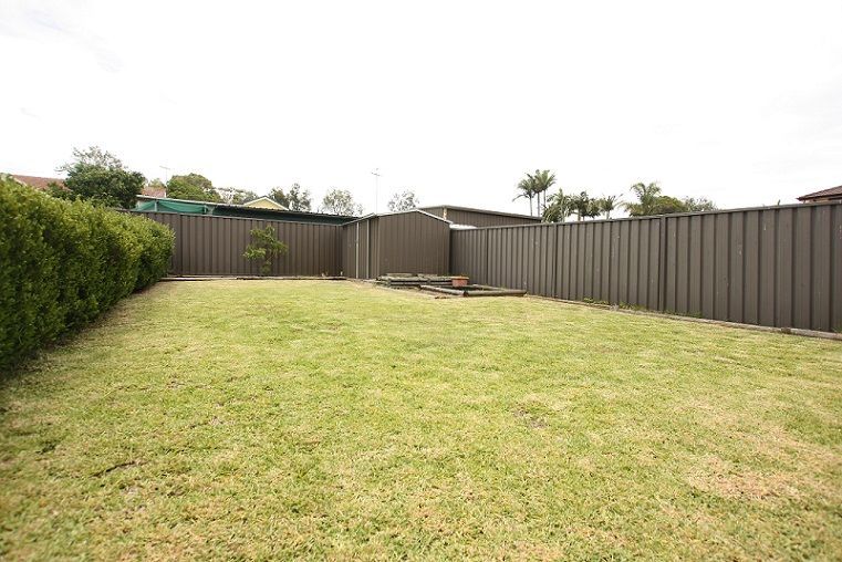 1/8 Owen Stanley Road, Glenfield, NSW 2167