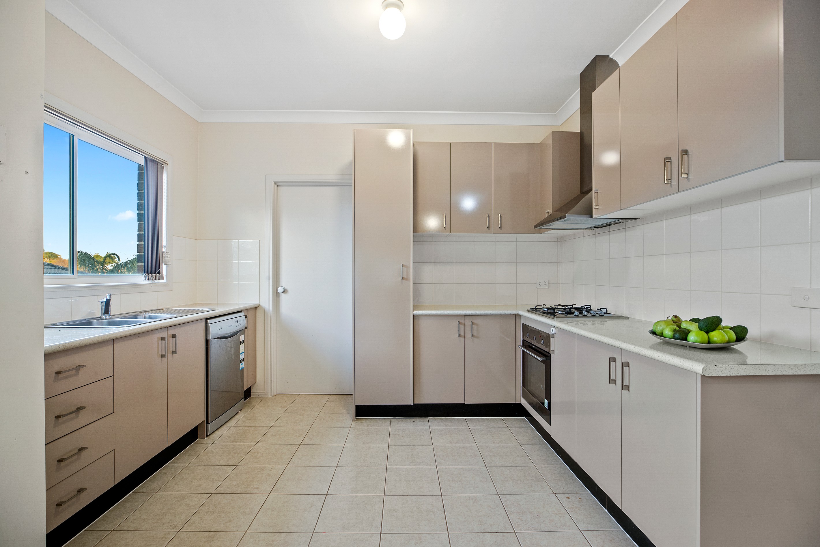 2/33 Portchester Boulevard, Beaconsfield, VIC 3807