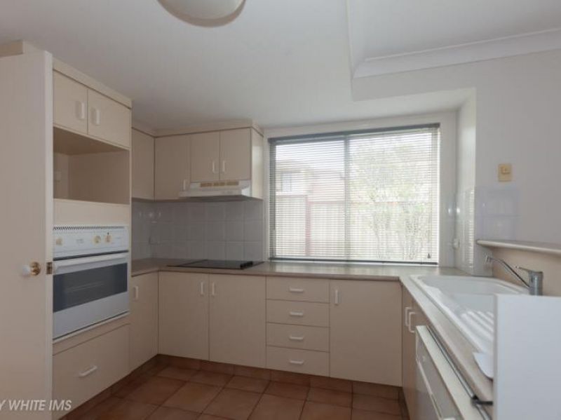2/106 Pohlman Street, Southport, QLD 4215