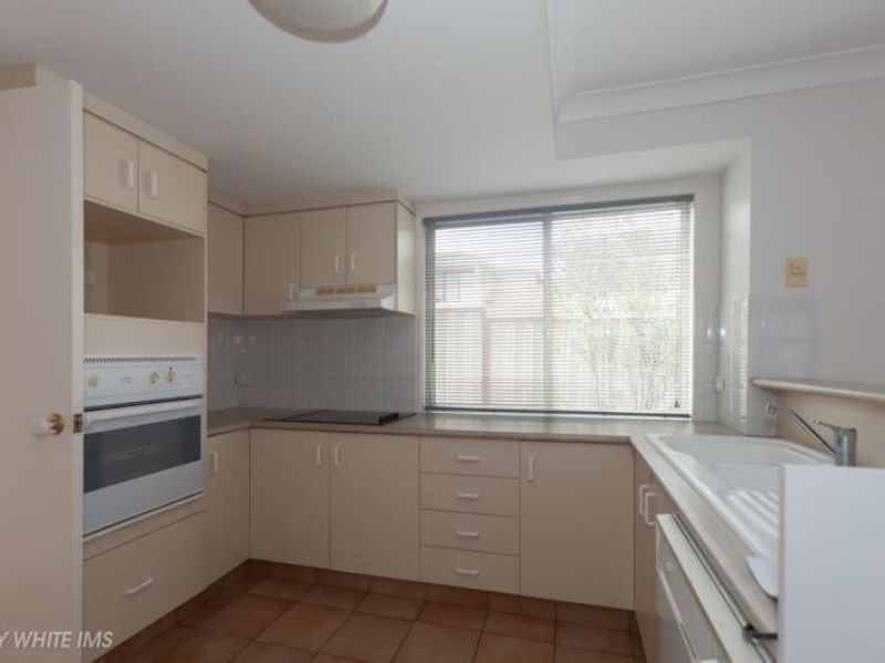 2/106 Pohlman Street, Southport, QLD 4215