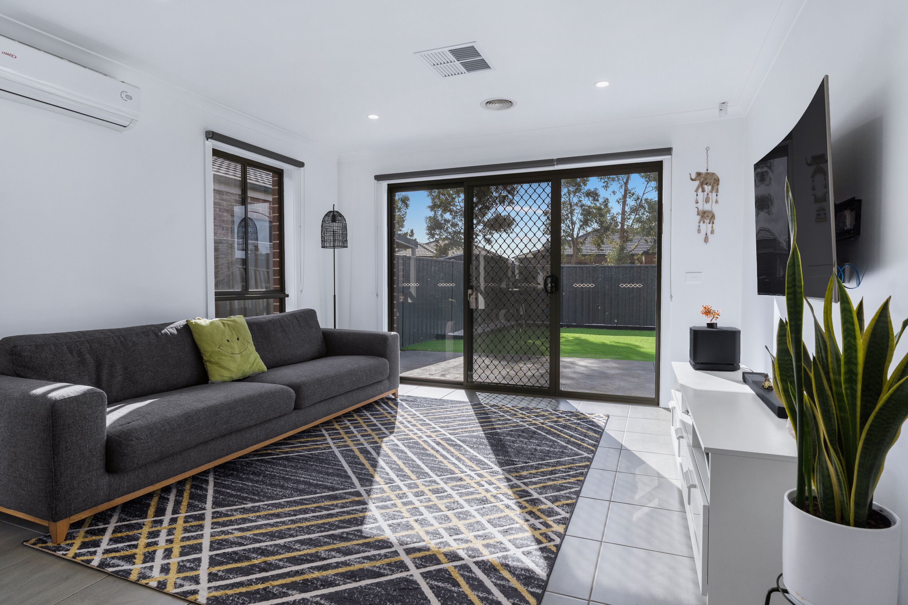 24 Uralla Street, MANOR LAKES, VIC 3024