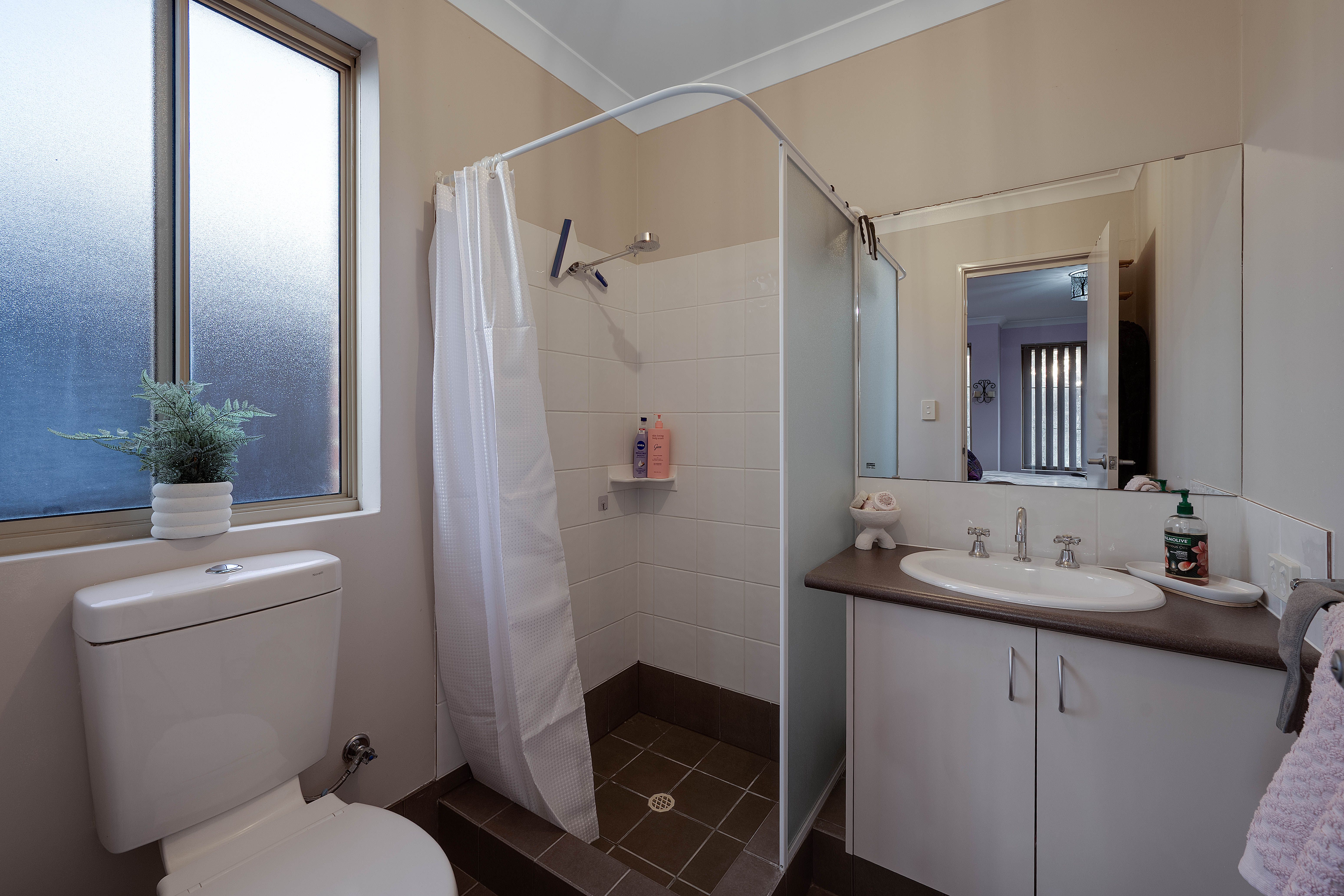 6 Holwell Gardens — photo 11 of 20