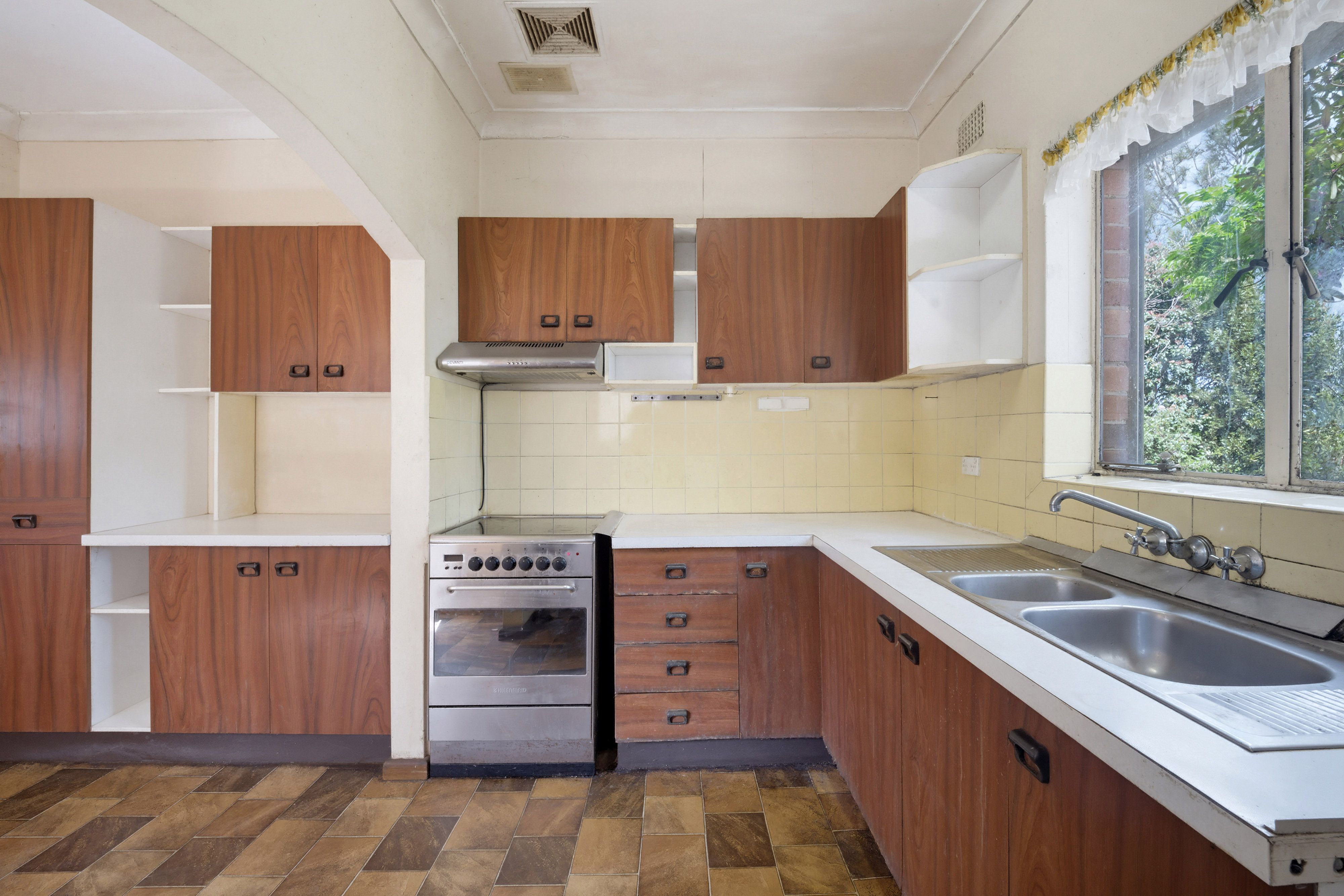 32 Nockolds Avenue — photo 4 of 11