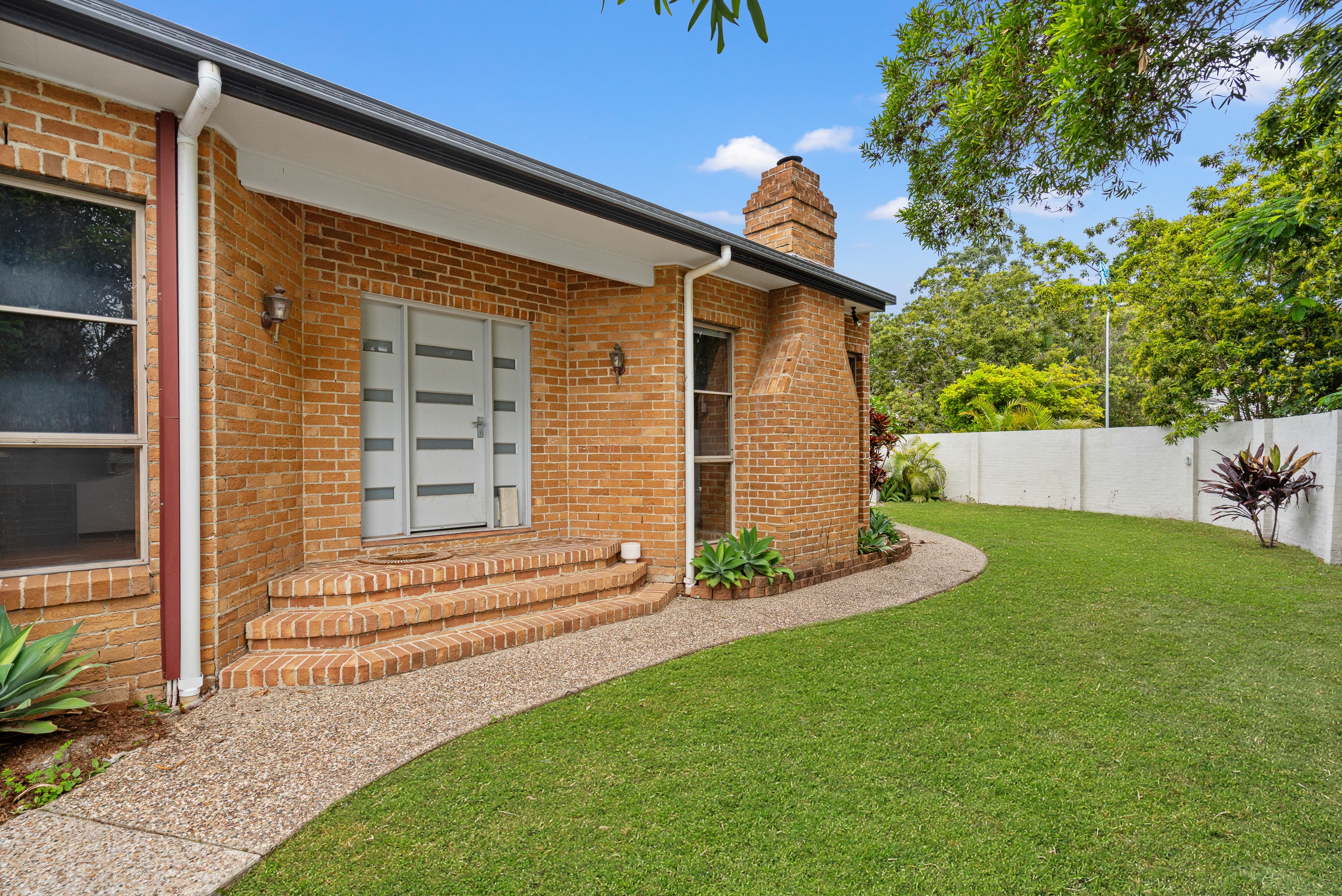 2 Exmouth Court, Elanora, QLD 4221