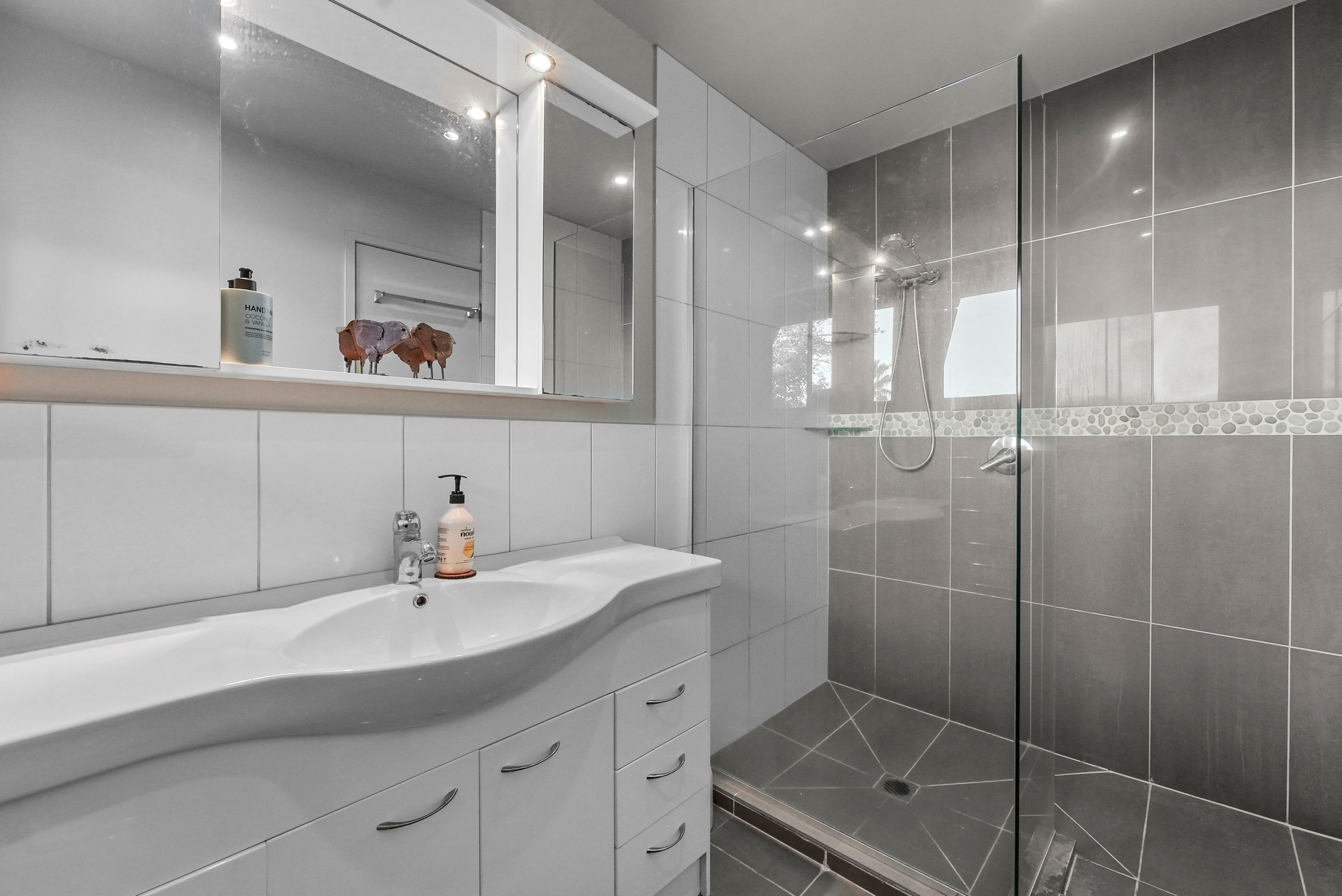 504 Beach Road, Murrays Bay, North Shore City