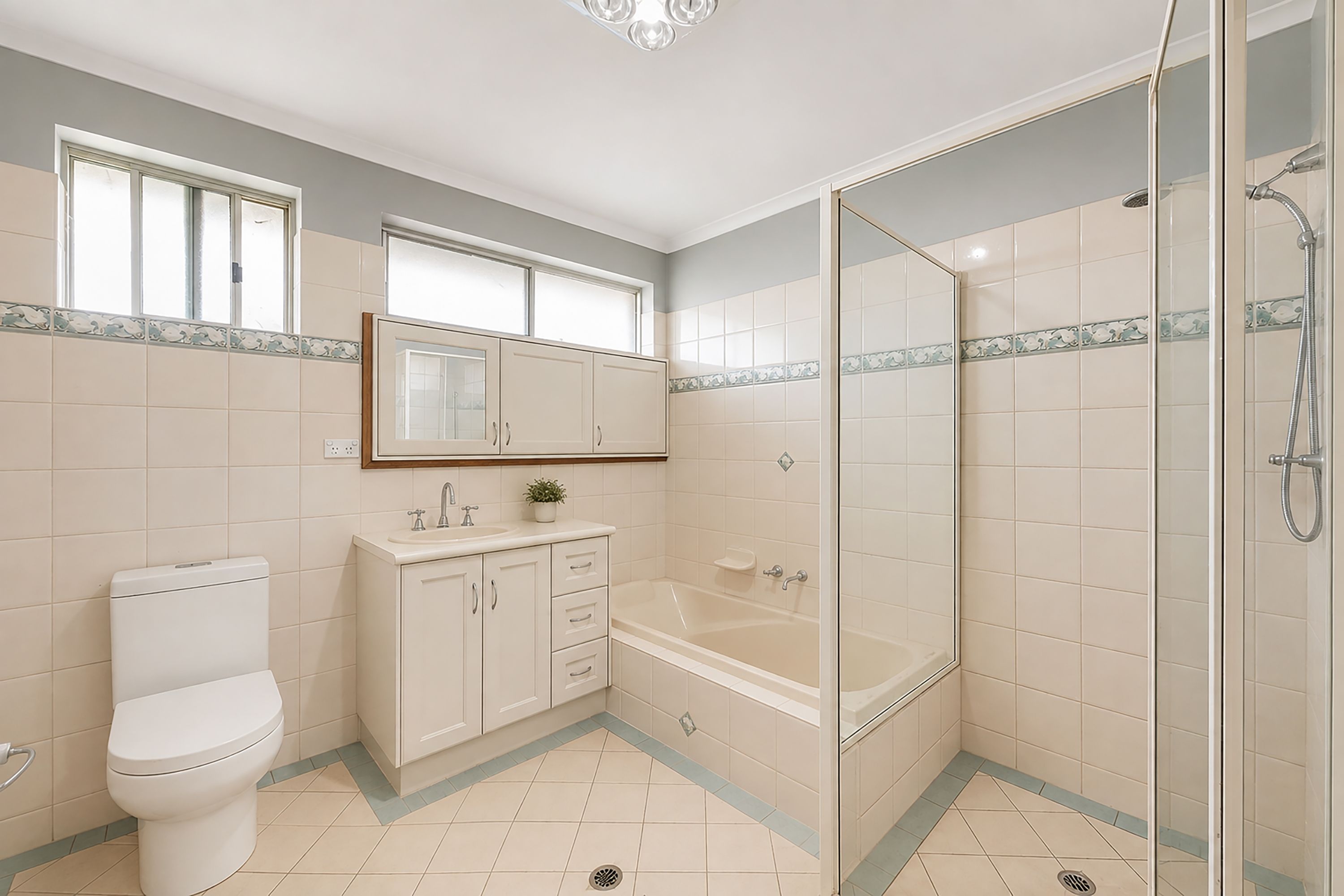 10 Hendrix Crescent — photo 6 of 11