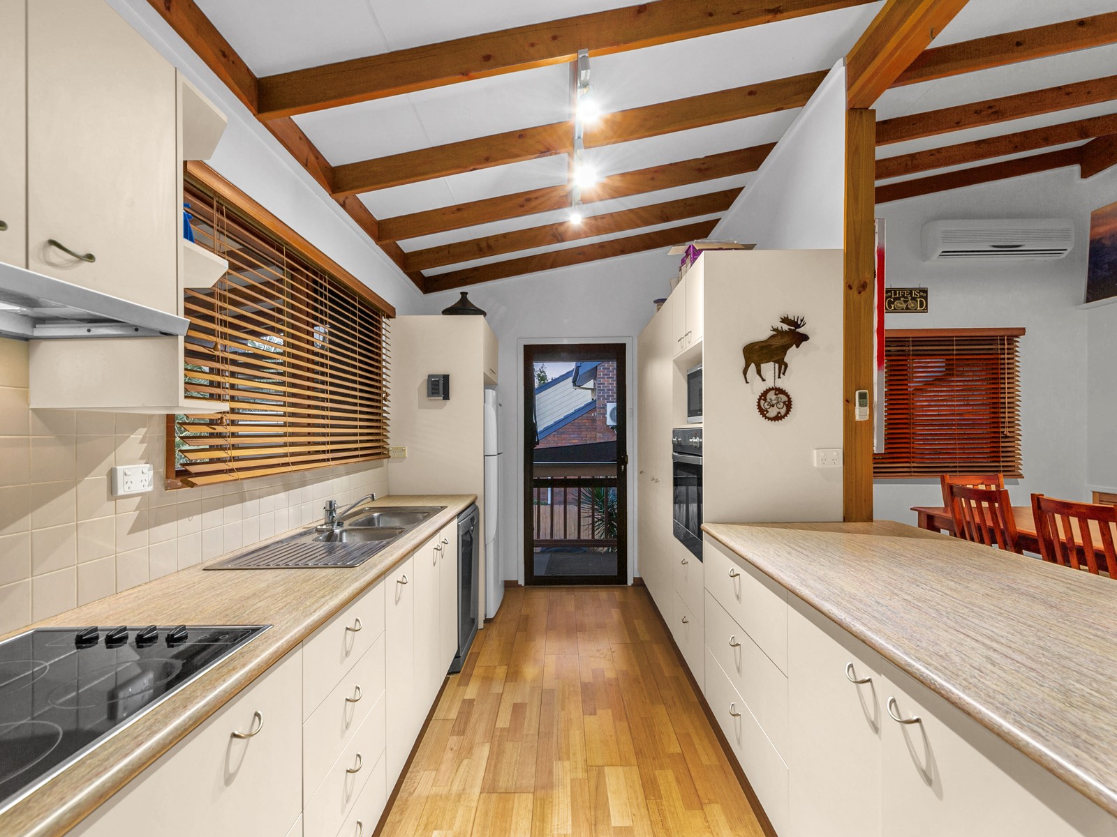 14 Burrumbuck Street, Chapel Hill, QLD 4069