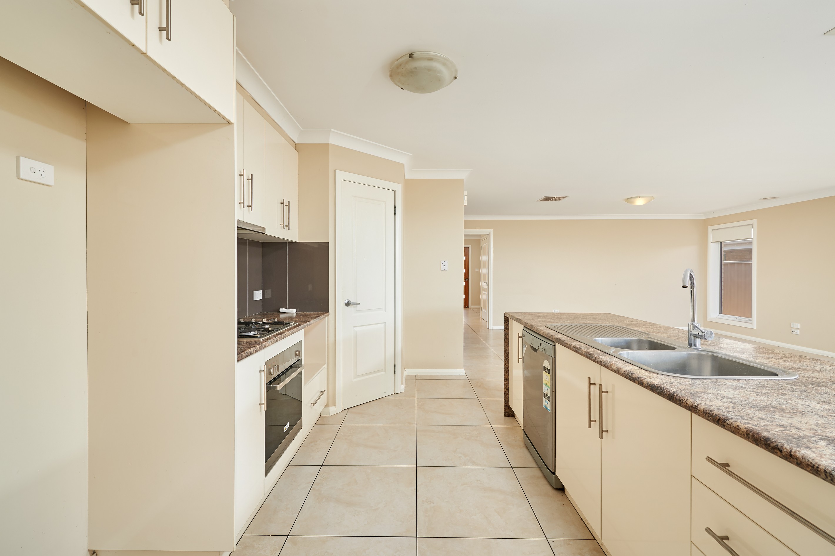 2/6 Tikki Place, Glenfield Park, NSW 2650