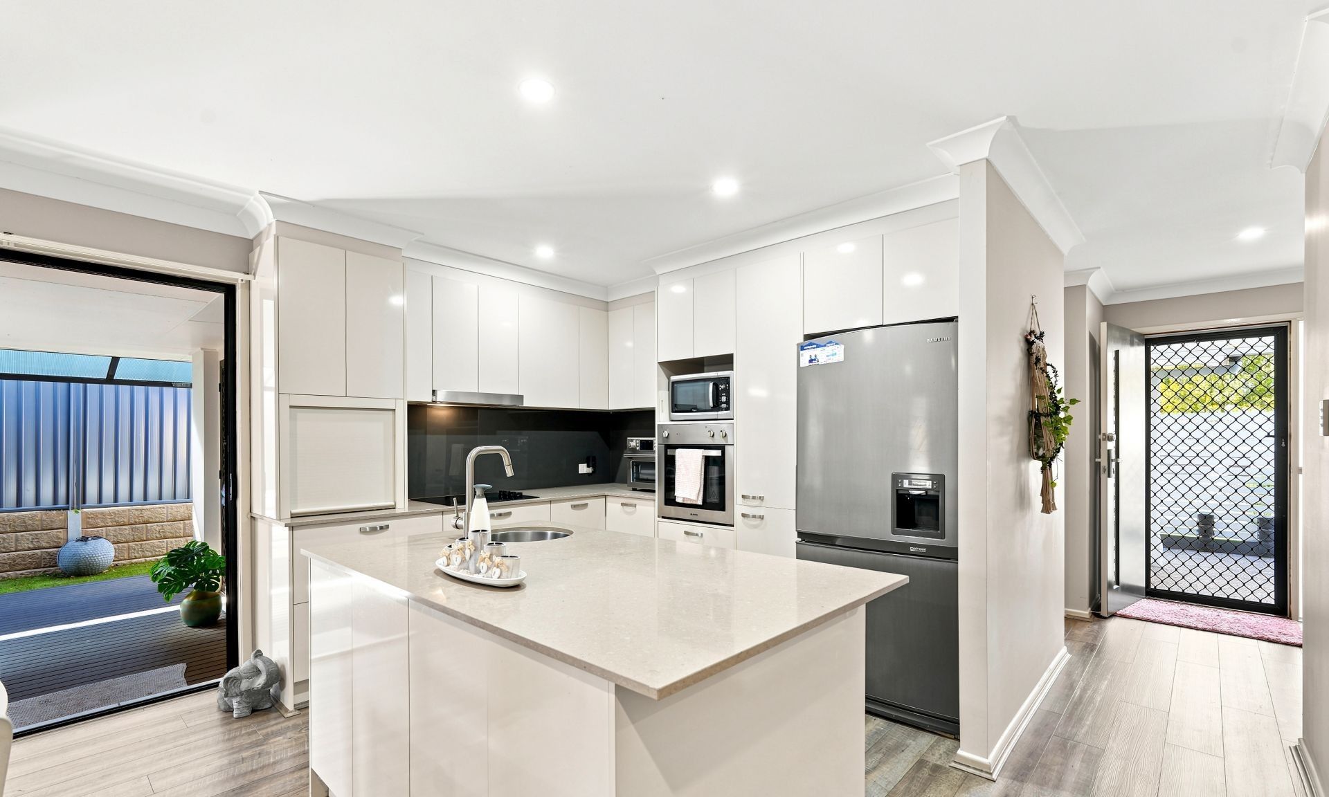 2/20 Stoneleigh Way — photo 3 of 24