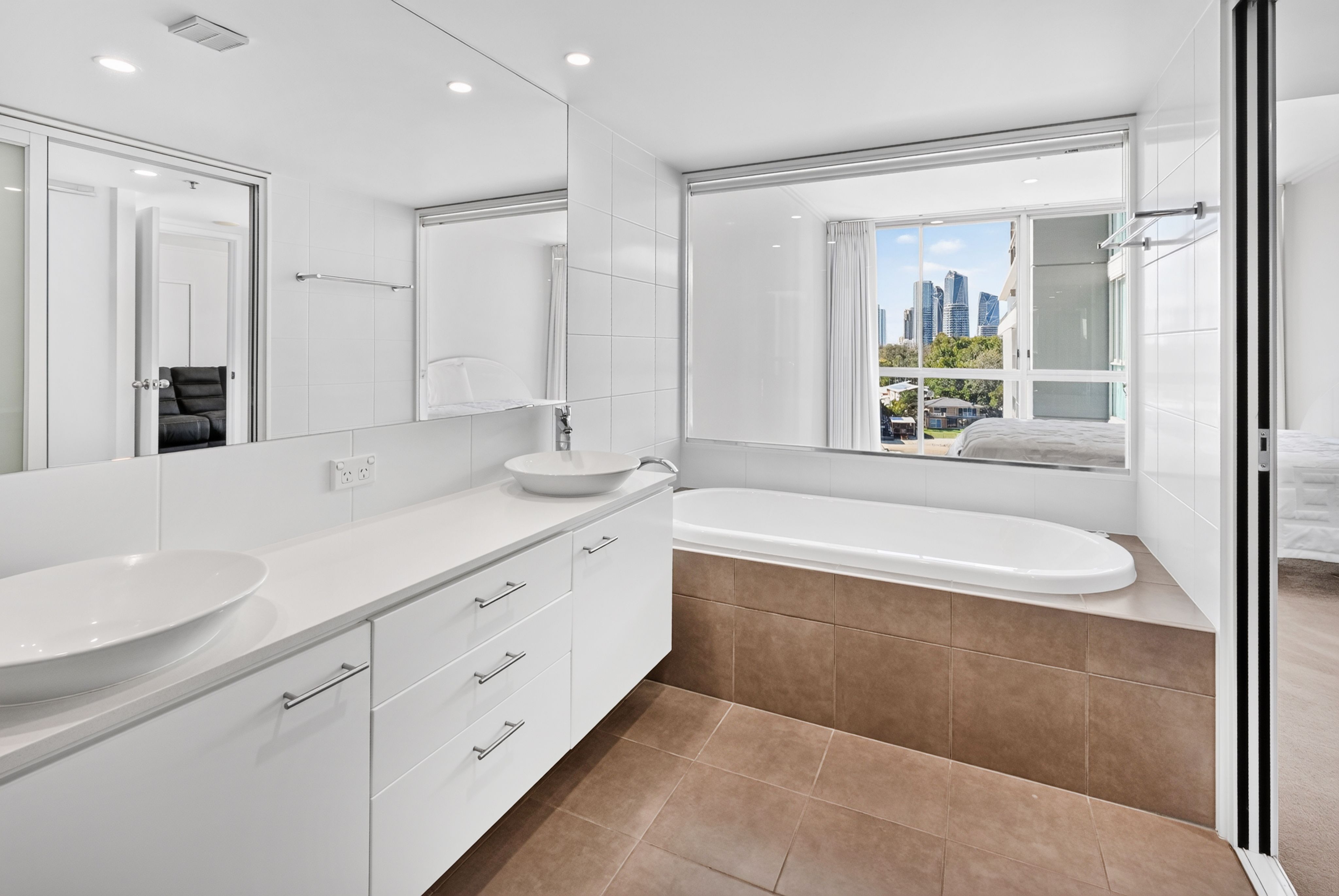 1502/33 T E Peters Drive — photo 11 of 17