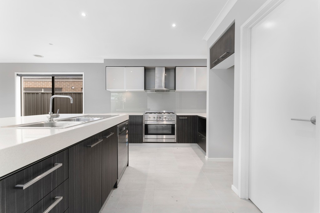 16 Mullein Bend, Cranbourne North, VIC 3977