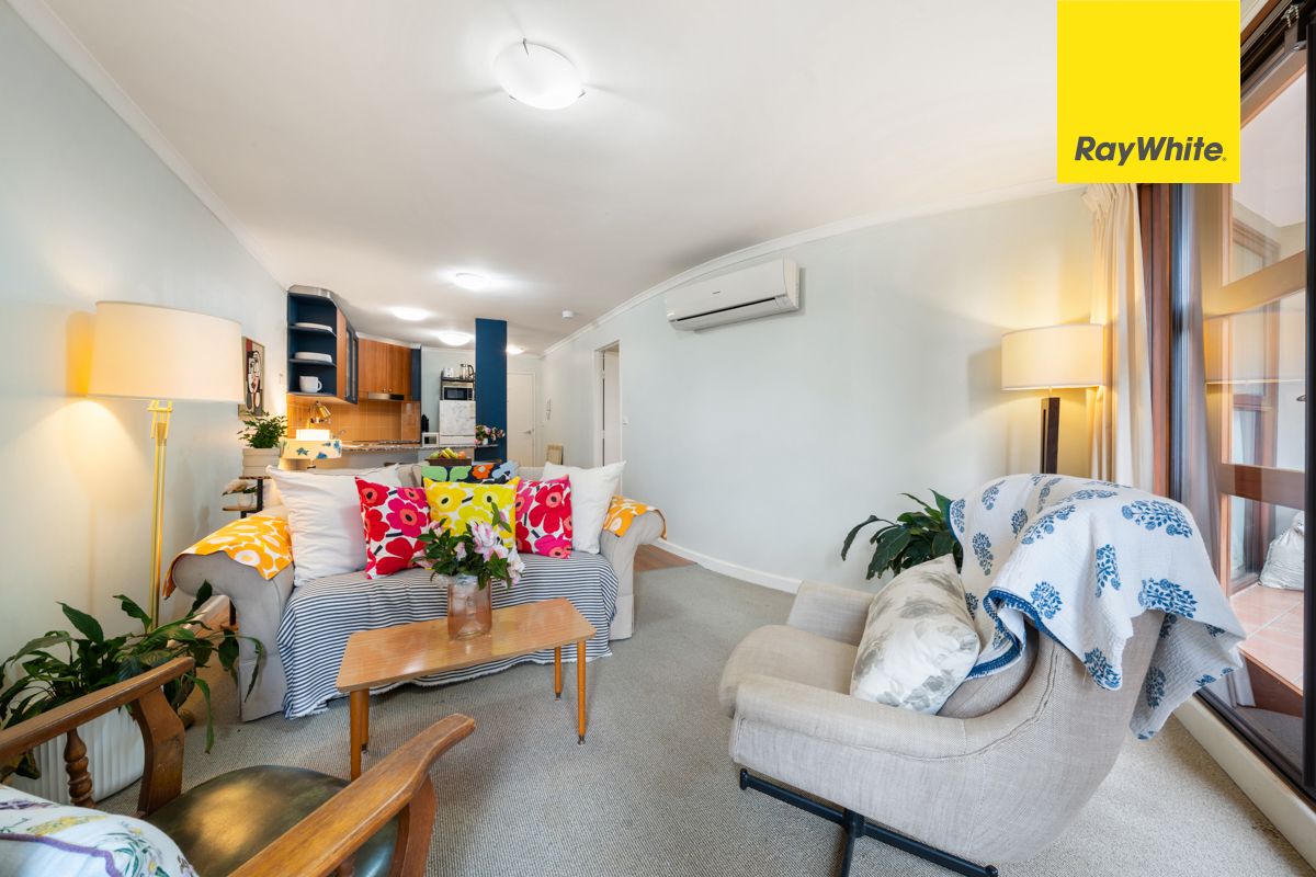 36/18 Captain Cook Crescent — photo 3 of 13