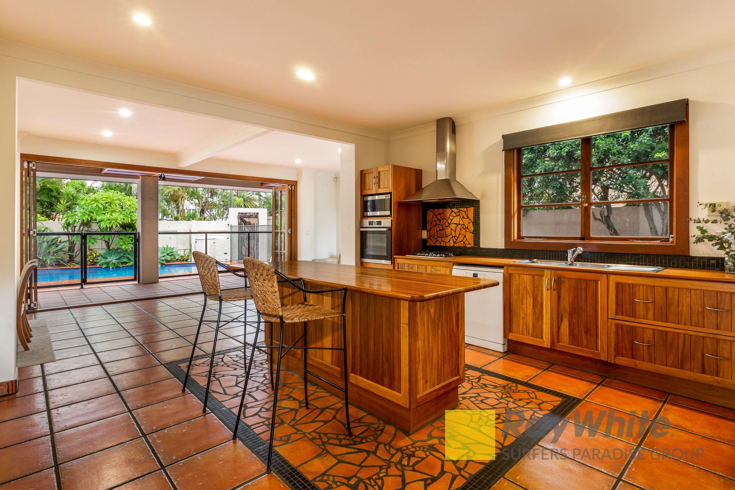 6 St Andrews Avenue, Isle Of Capri, QLD 4217