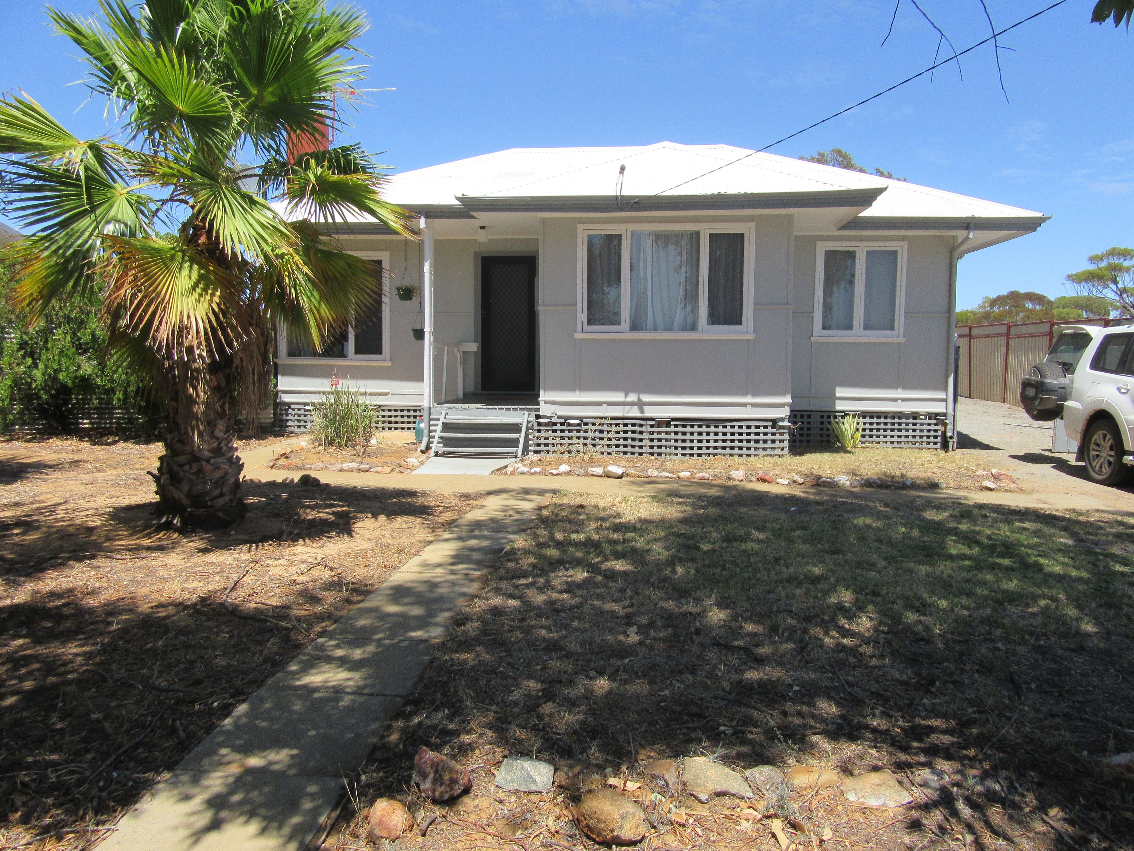 27 Railway Avenue, Carnamah WA 6517
