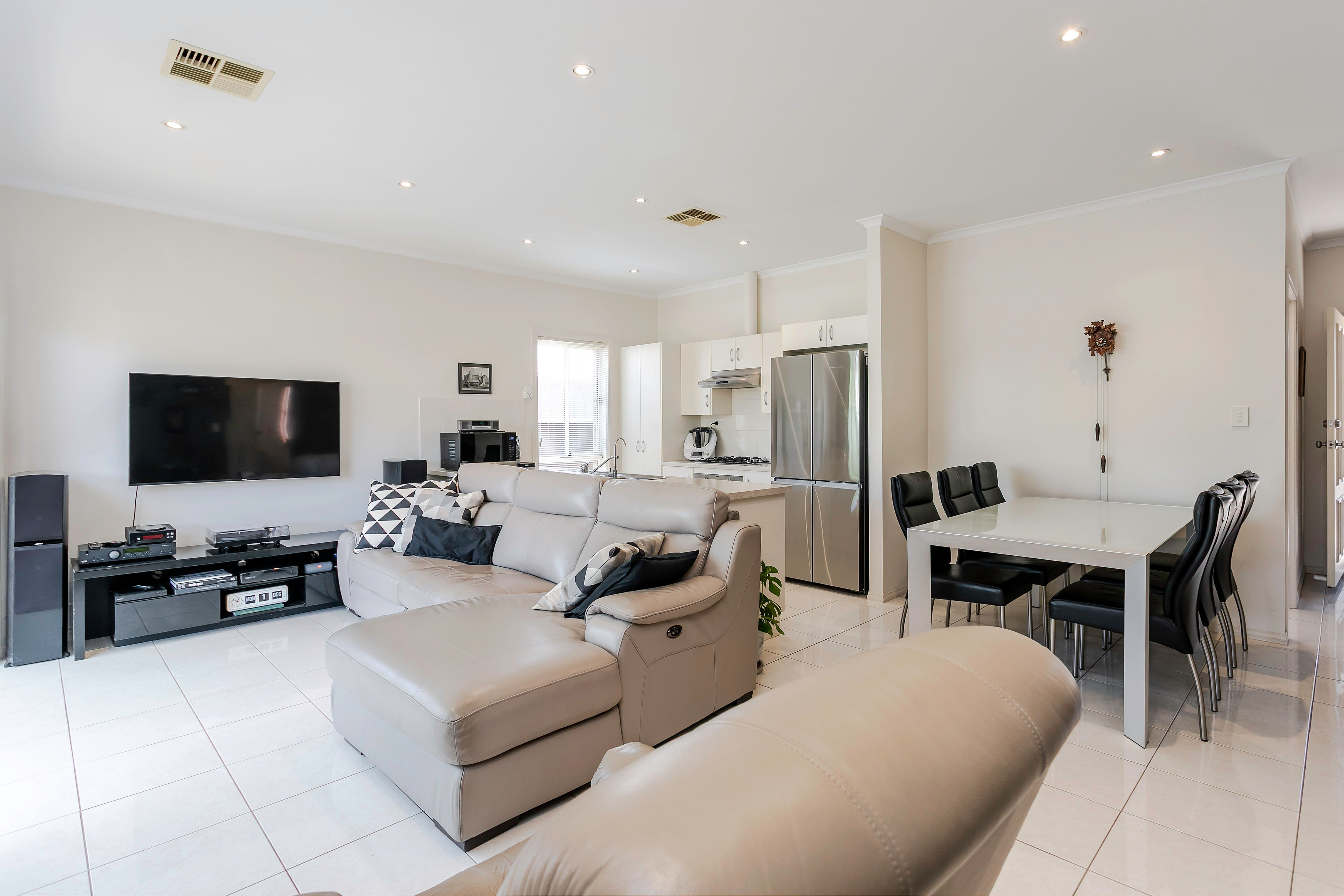 2/12 Cowra Crescent, Park Holme, SA 5043